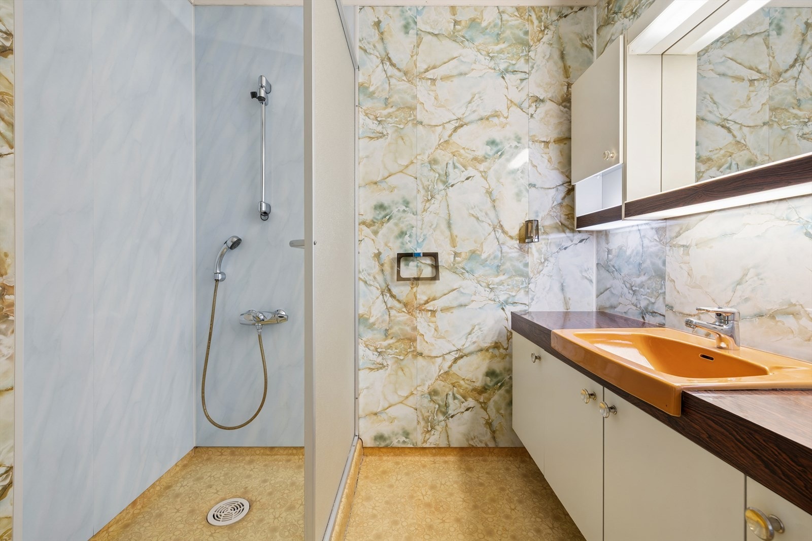 Badet er fra byggeåret og inneholder dusjhjørne og servant med tilhørende innredning. Galleribilde