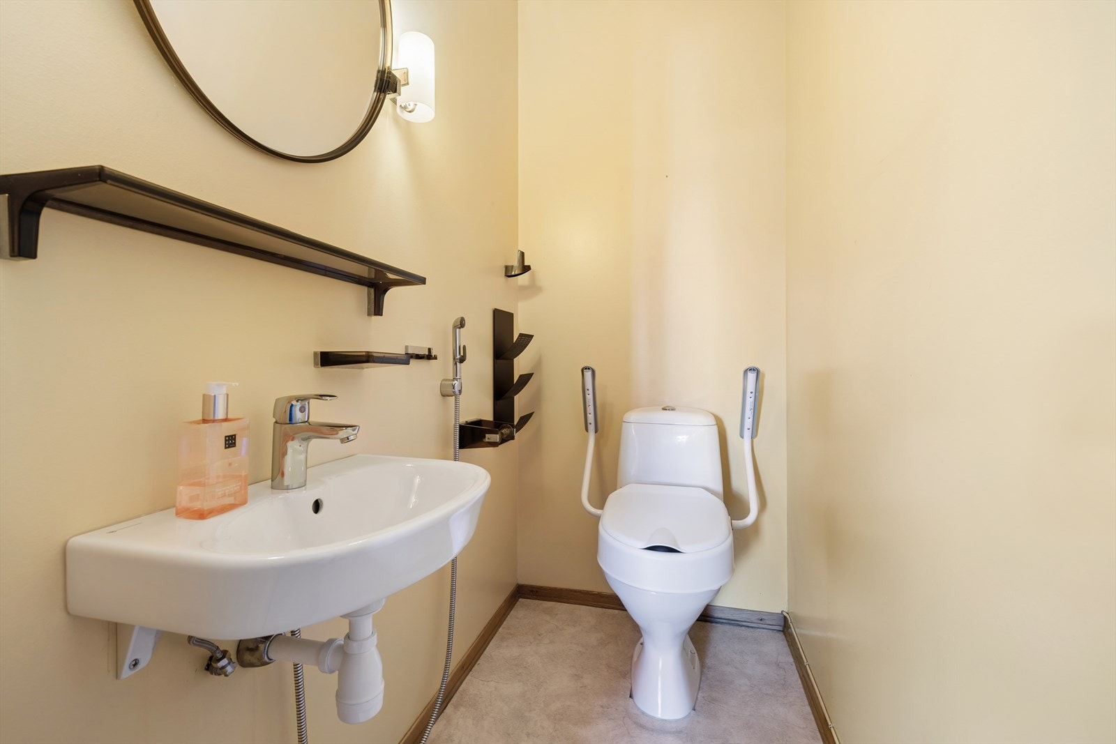 I tillegg til badet har boligen et separat toalettrom med servant. Galleribilde