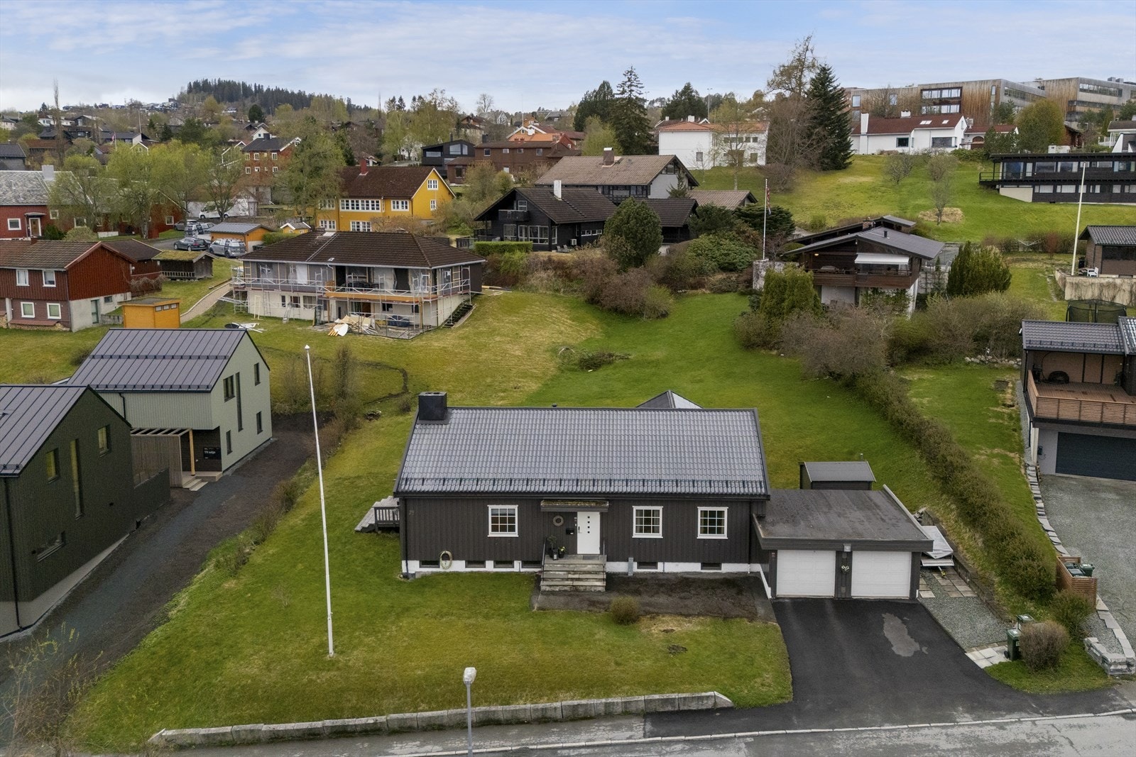 Eiendommen har barnevennlig og god beliggenhet, i et populært område Galleribilde