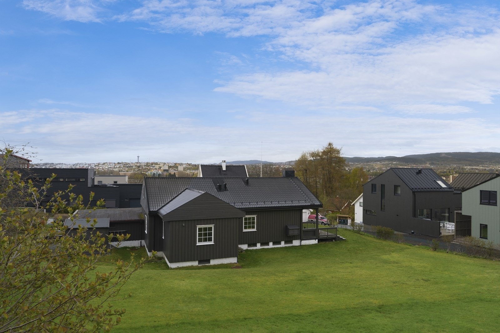 Det ble drenert på tre sider i 2010 (ikke på fremsiden ut mot veien) Galleribilde