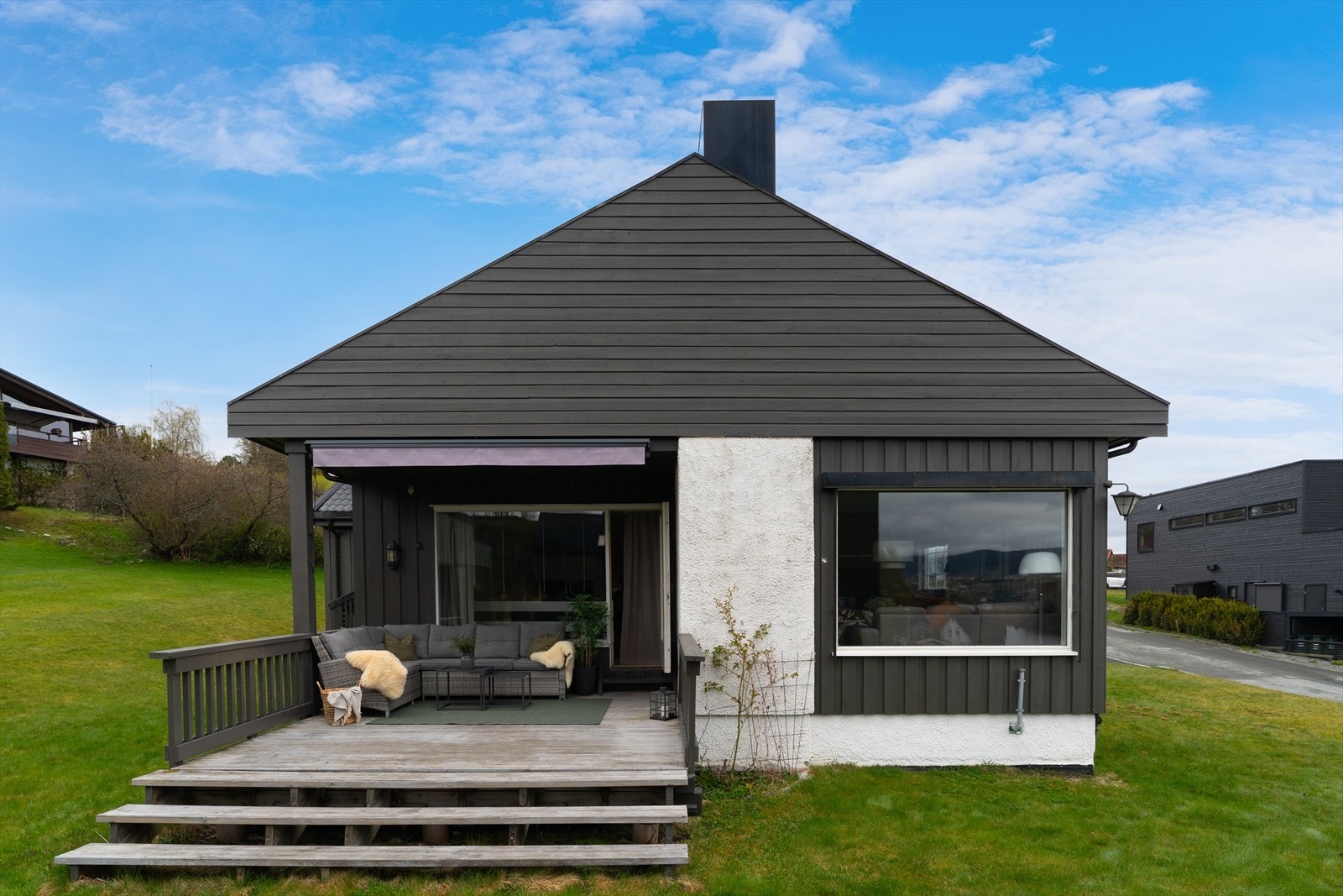Sommers tid har man sol til ca kl 2030. Ny markise over terrasse i 2025 Galleribilde