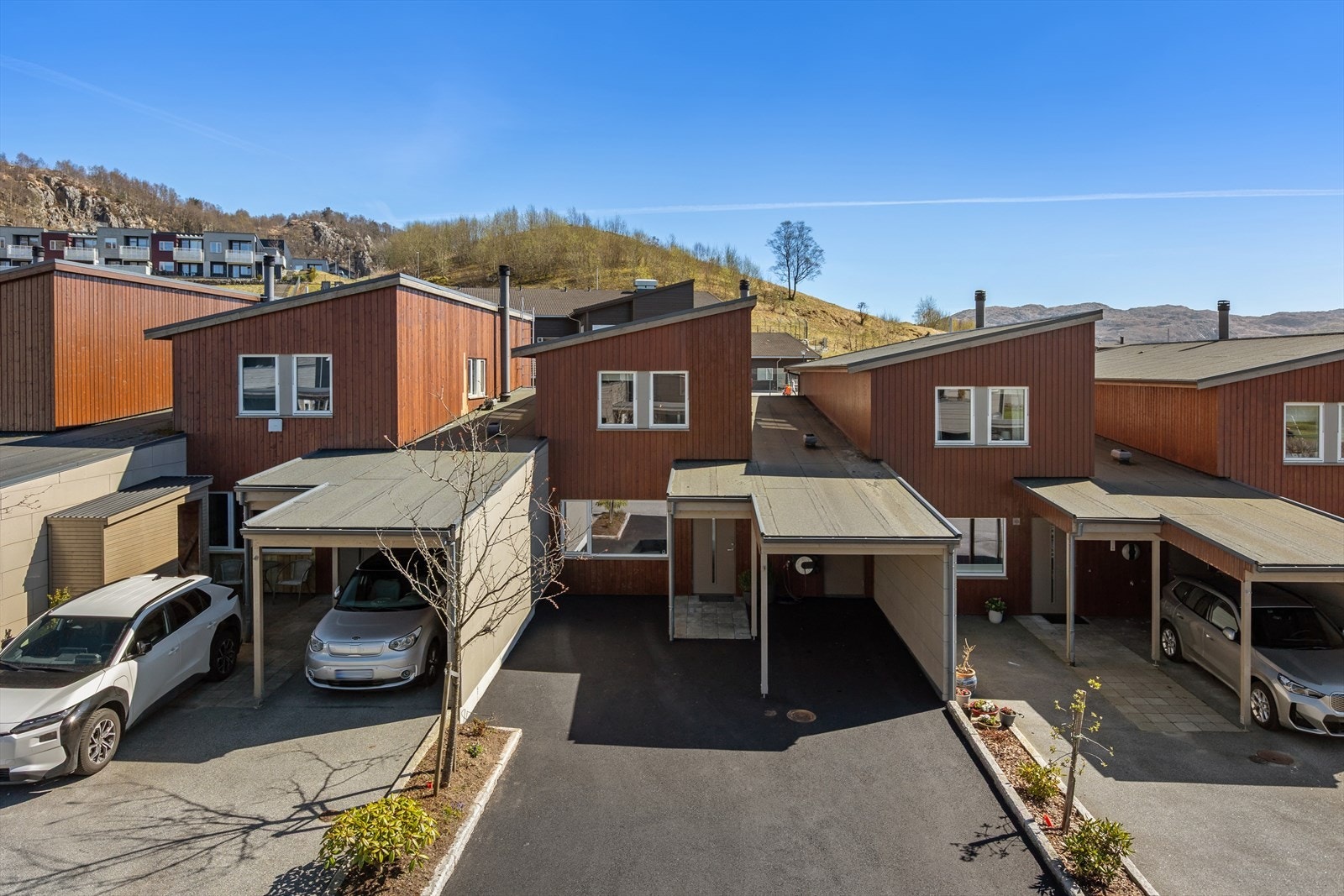 Moderne familiebolig fra 2012, beliggende i et attraktivt boligområde på Ålgård. Innkjørsel med carport og elbil-lader. Galleribilde