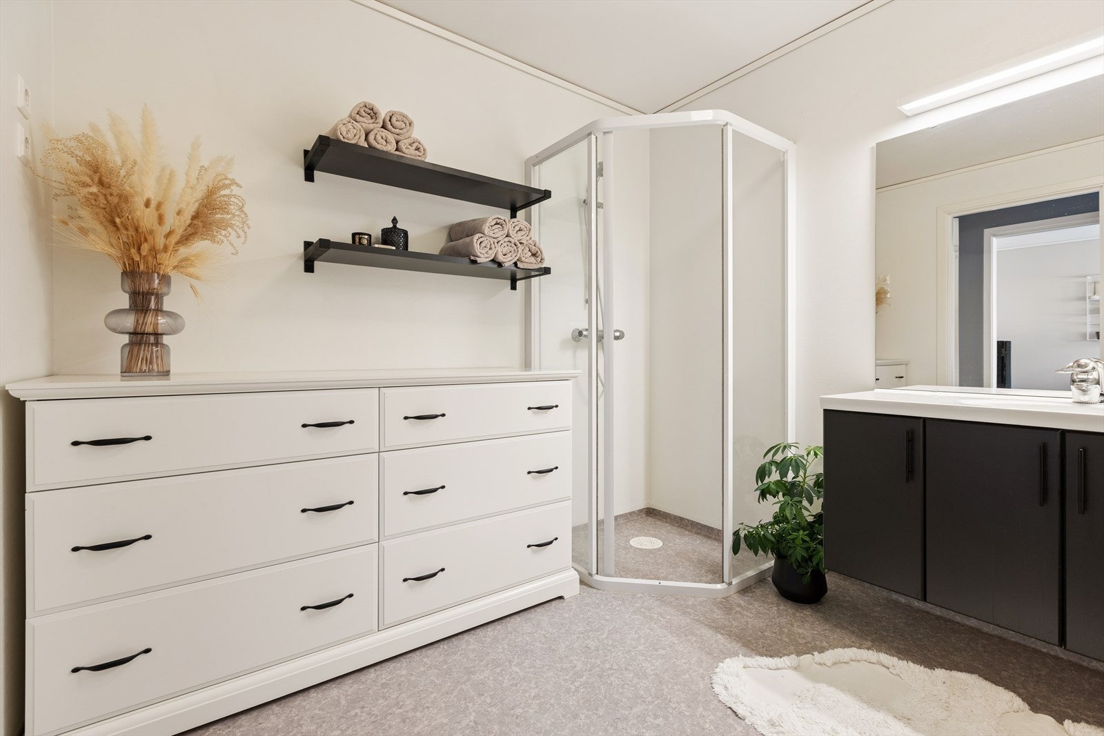Badet er utstyrt med varme i gulvet, og rikelig med plass til ekstra kommode og hyllesystem. Galleribilde