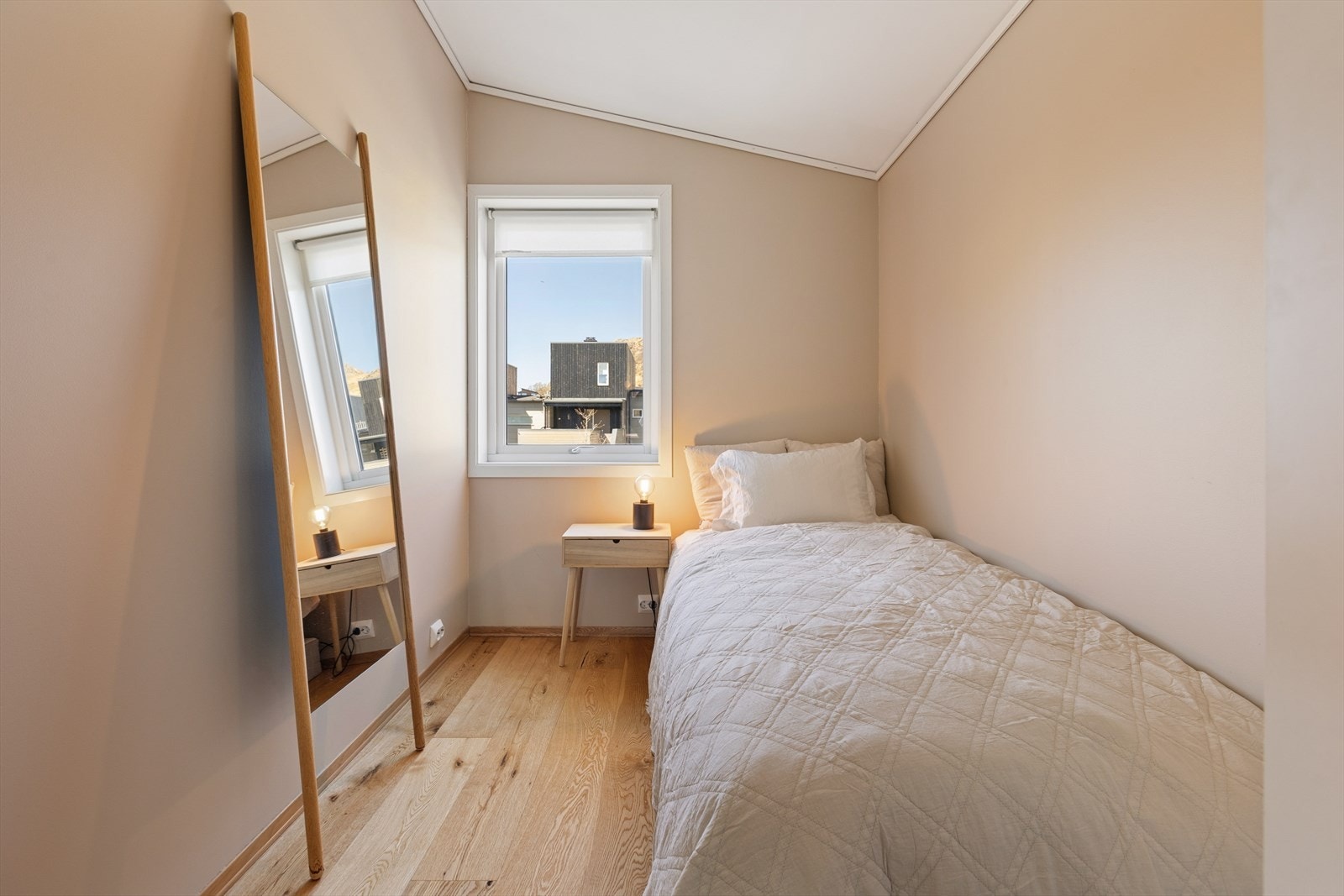 Soverom med parkett på gulv og malte plater på vegger - Et perfekt barne- eller gjesterom! Galleribilde