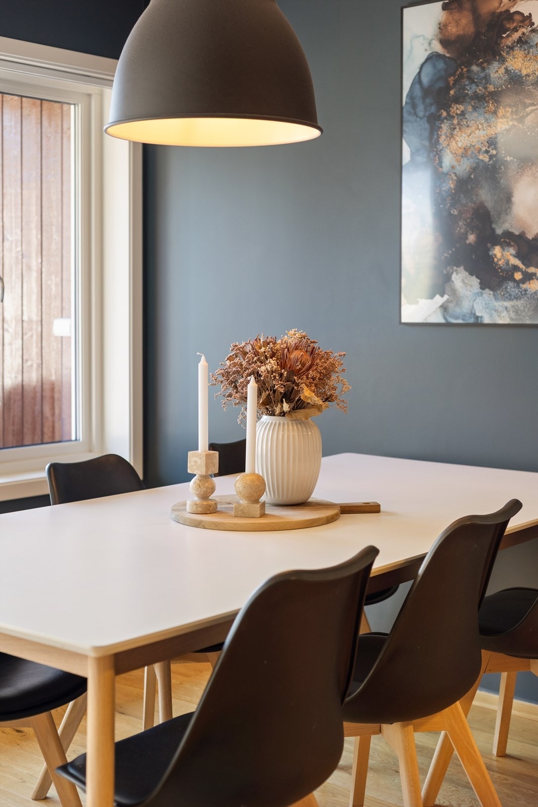 Spisestuen er innbydende med god plass til å samle familie og venner. Galleribilde