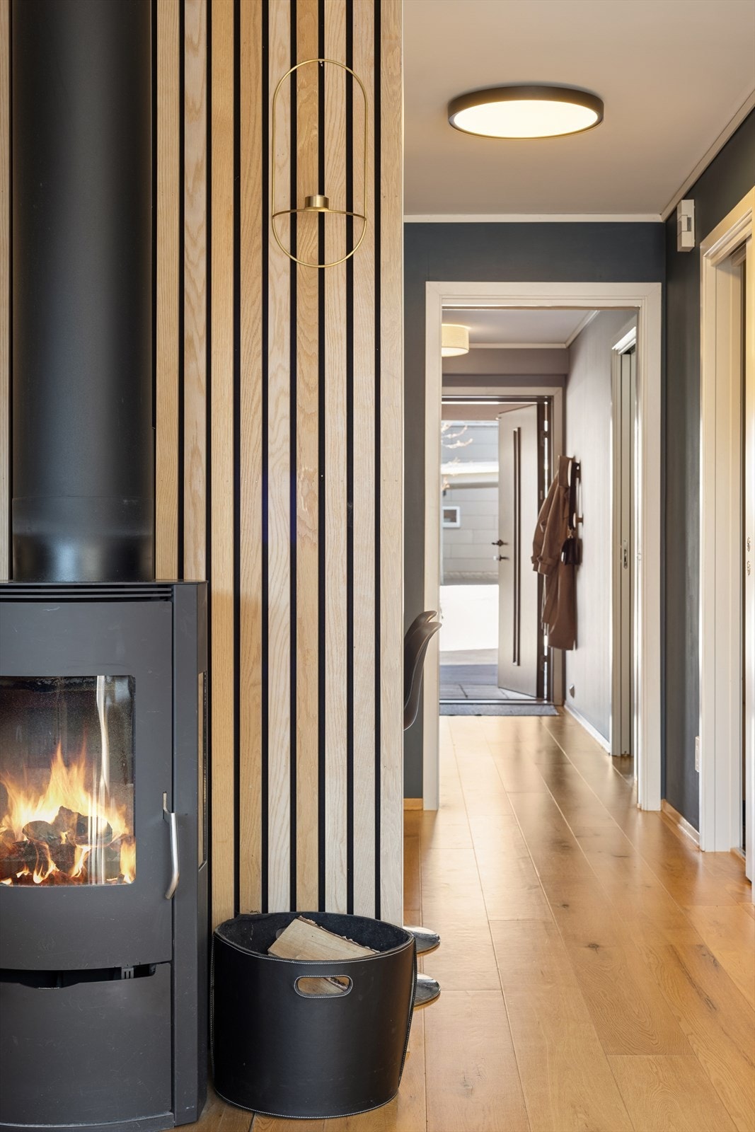 Vedovnen i stuen gir både varme og hygge på kjøligere dager. Galleribilde