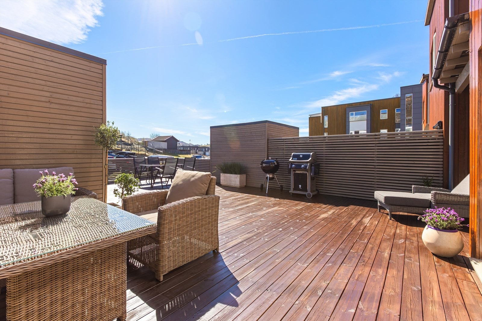 Fra stuen har du direkte utgang til en romslig terrasse på ca. 60 m² med god plass til utemøbler og sosiale aktiviteter. Galleribilde