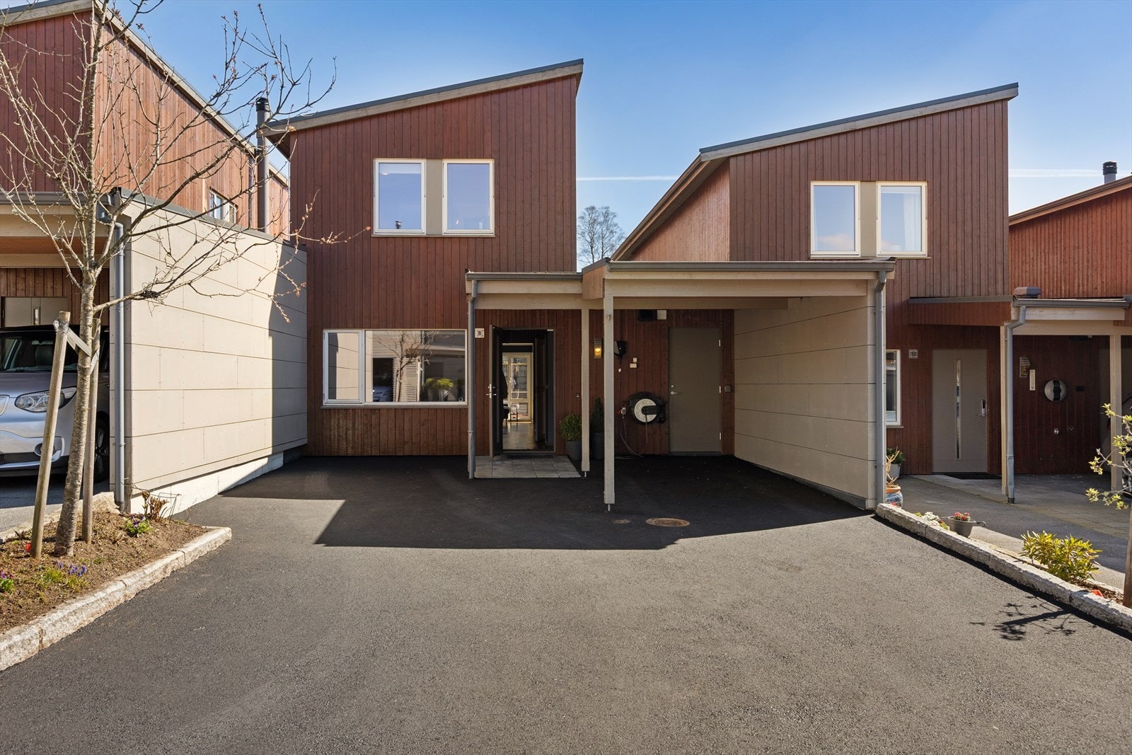 Ryddig og romslig gårdsrom. Carport med el-bil lader. Galleribilde