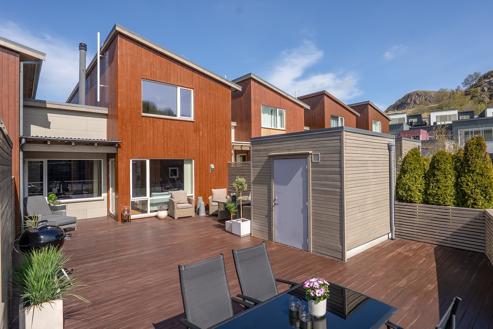 Stor og solrik terrasse som gir rikelig med plass til både hverdagskos og sosiale sammenkomster. Galleribilde