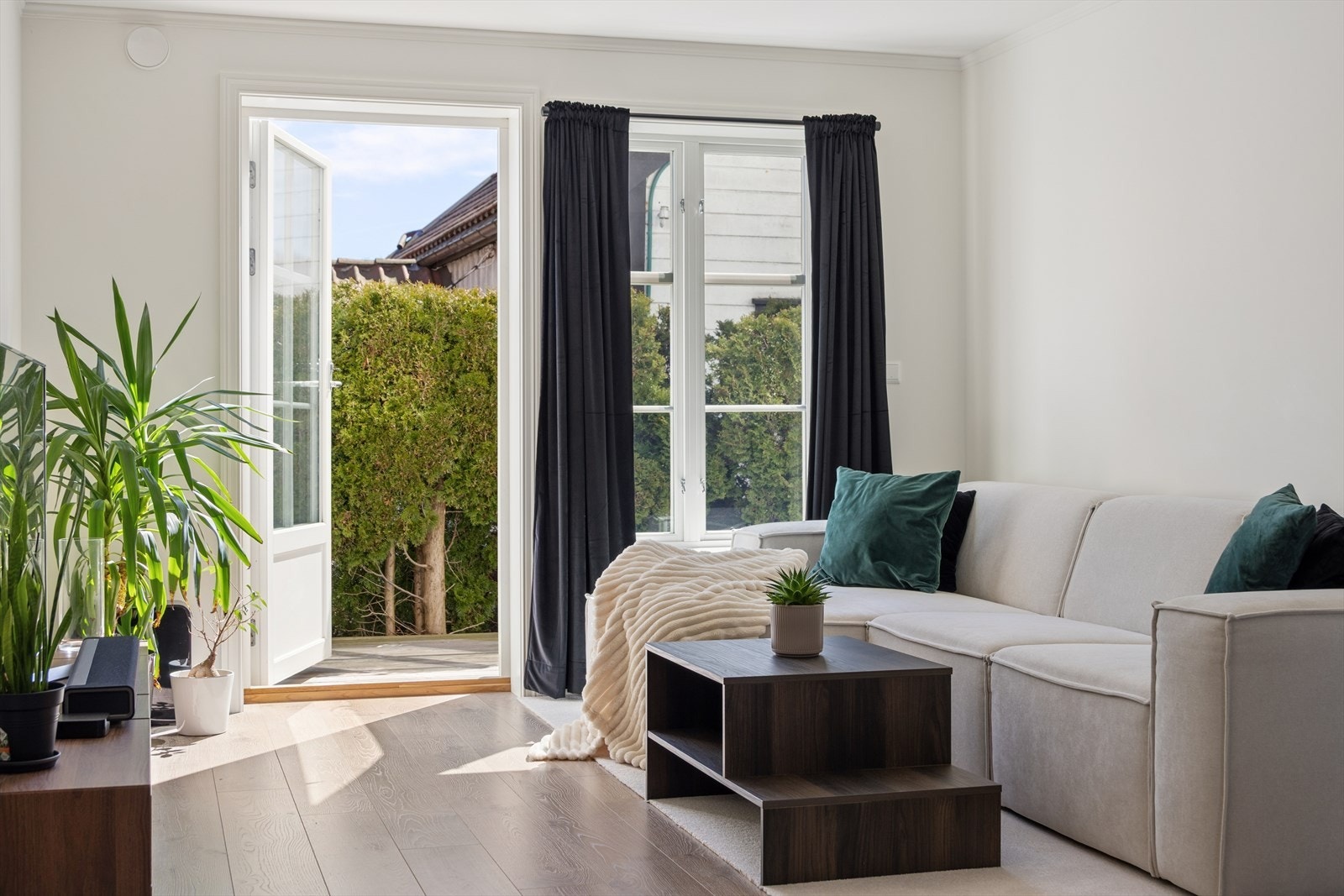 Fra stuen er det direkte utgang til en sørøstvendt terrasse. Galleribilde