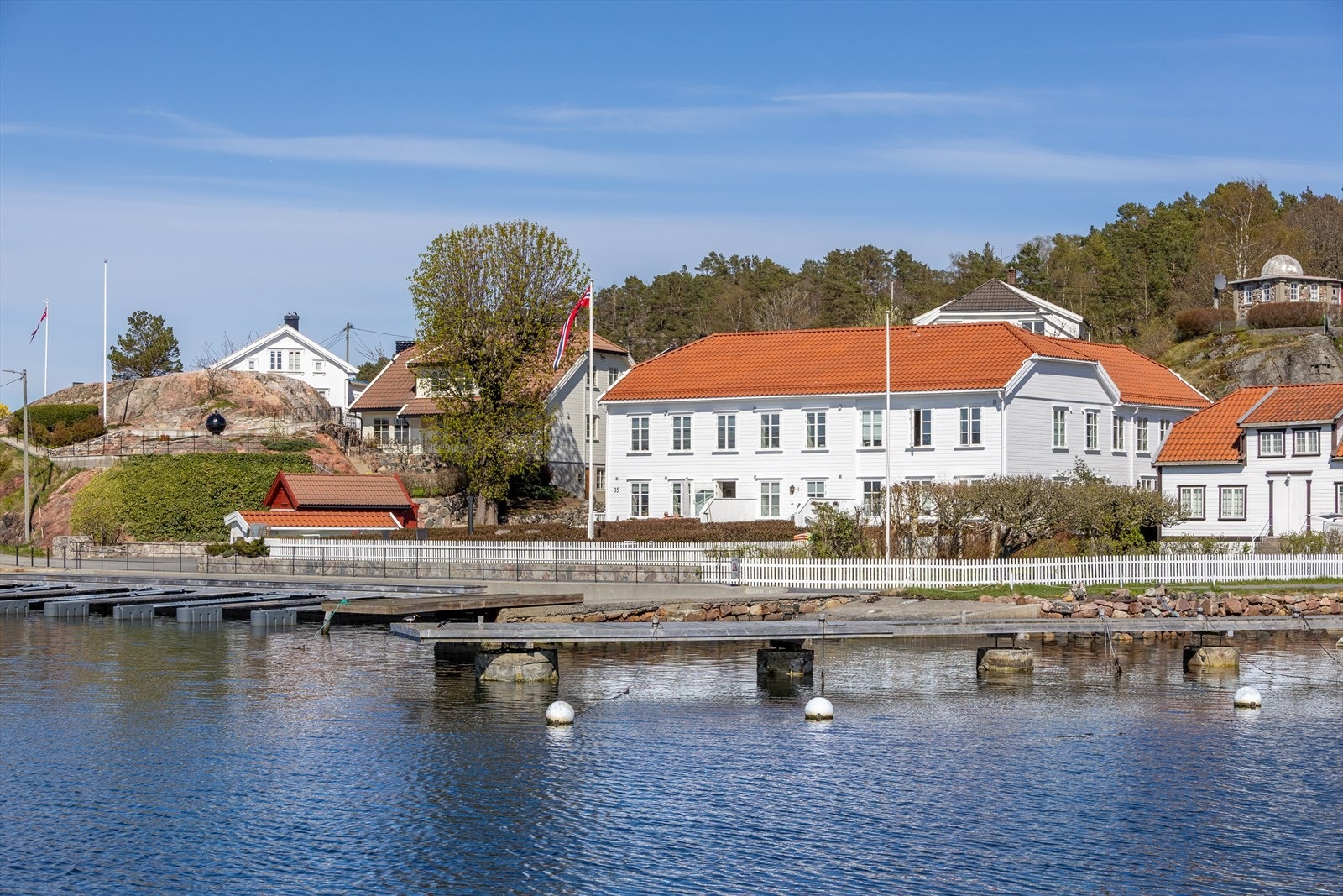 Leiligheten ligger i byggets 1. etasje, med umiddelbar tilgang til båt- og badeliv i Groosefjorden. Galleribilde
