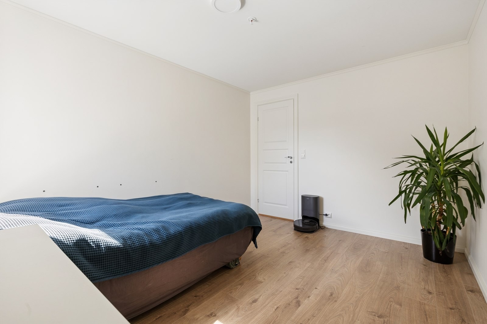 Hovedsoverommet har god plass til dobbeltseng og oppbevaringsmøbler. Galleribilde