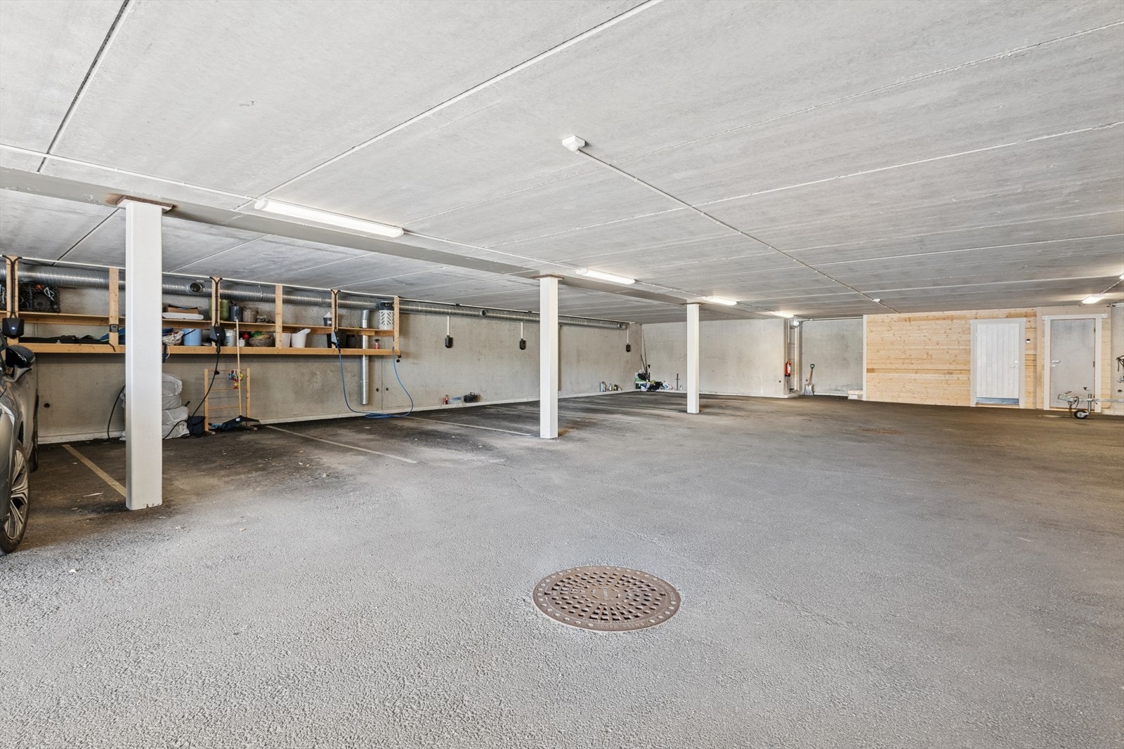 Det medfølger også tinglyst bruksrett til en fast parkeringsplass med elbillader i felles garasjeanlegg på naboeiendommen. Galleribilde