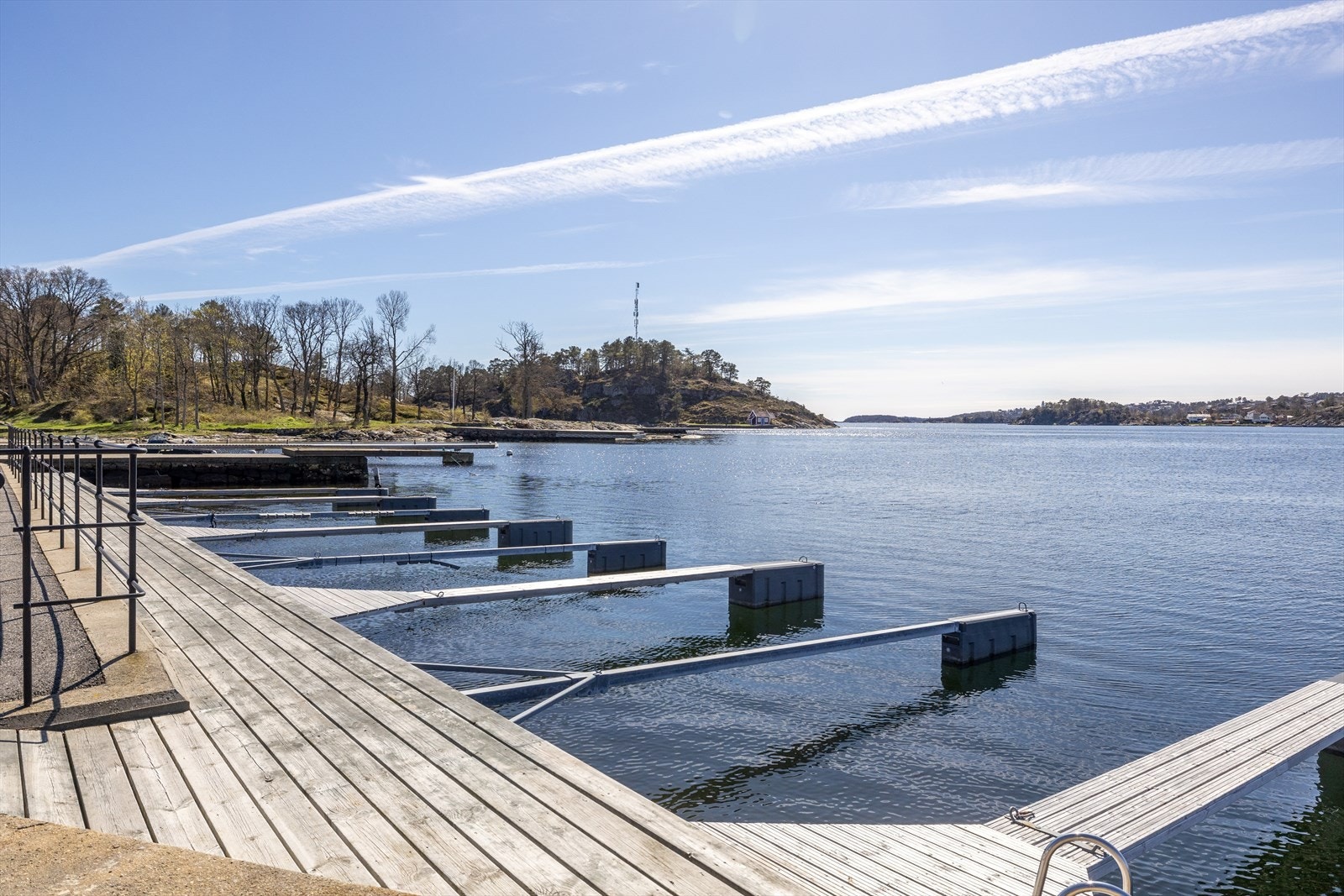 Med leiligheten følger rett til egen båtplass i bryggeanlegget, kun få skritt fra døren. Galleribilde