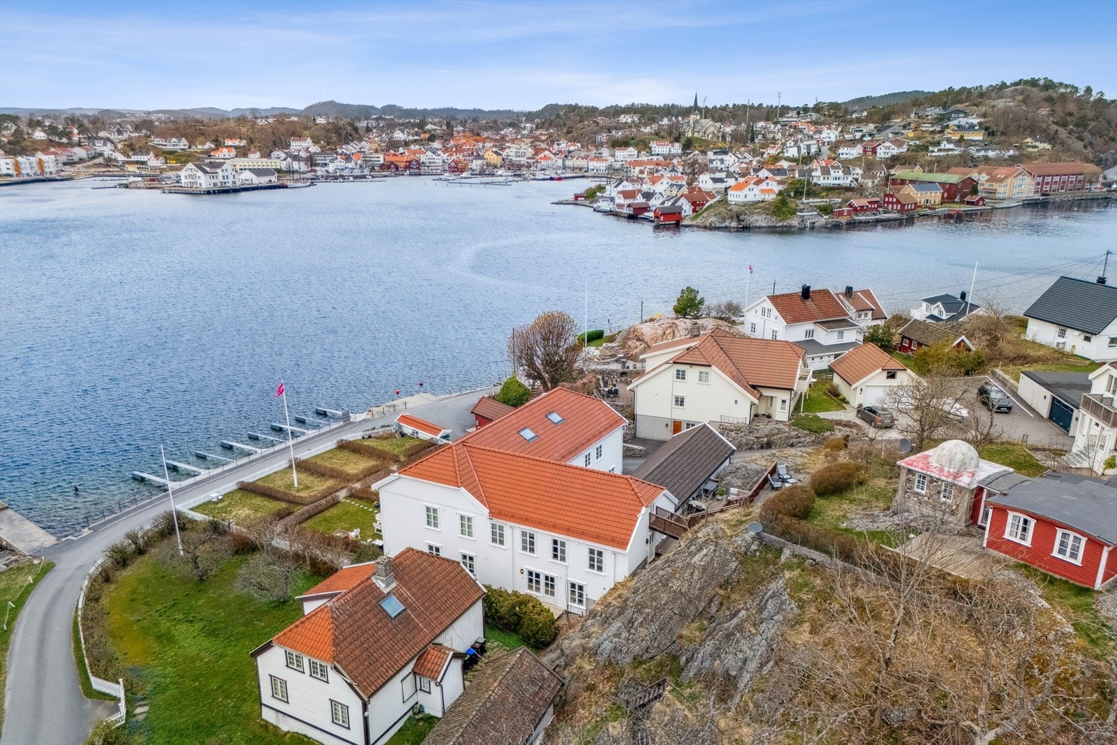 Beliggenheten gir deg det beste av kystlivet, i et rolig nabolag preget av eneboliger. Galleribilde