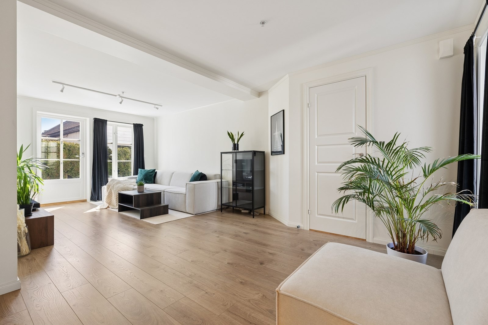 Store vinduer i tre med isolerglass slipper inn rikelig med dagslys. Galleribilde