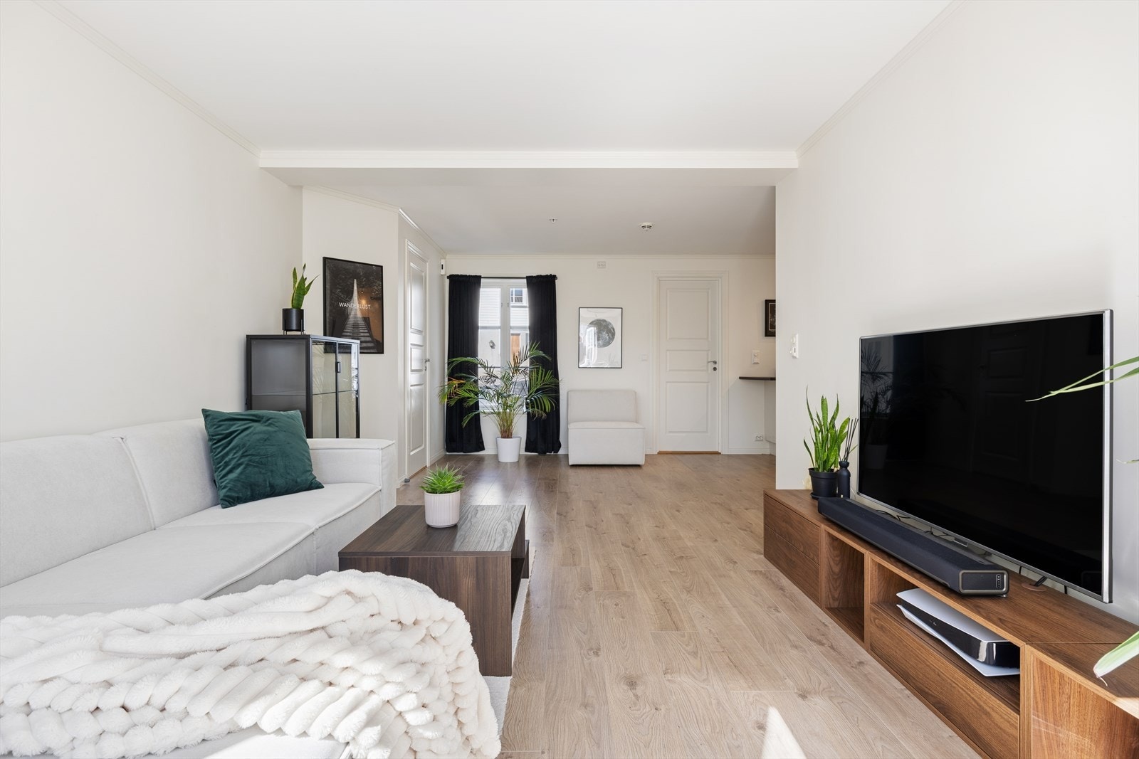 Stuen har god plass til sofagruppe og mediamøbler, med laminatparkett på gulvet. Galleribilde