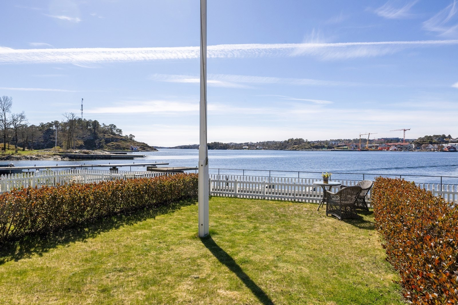 Med leiligheten følger bruksrett til en egen hageparsell med åpen utsikt mot Grimstad havn og Groosefjorden. Galleribilde