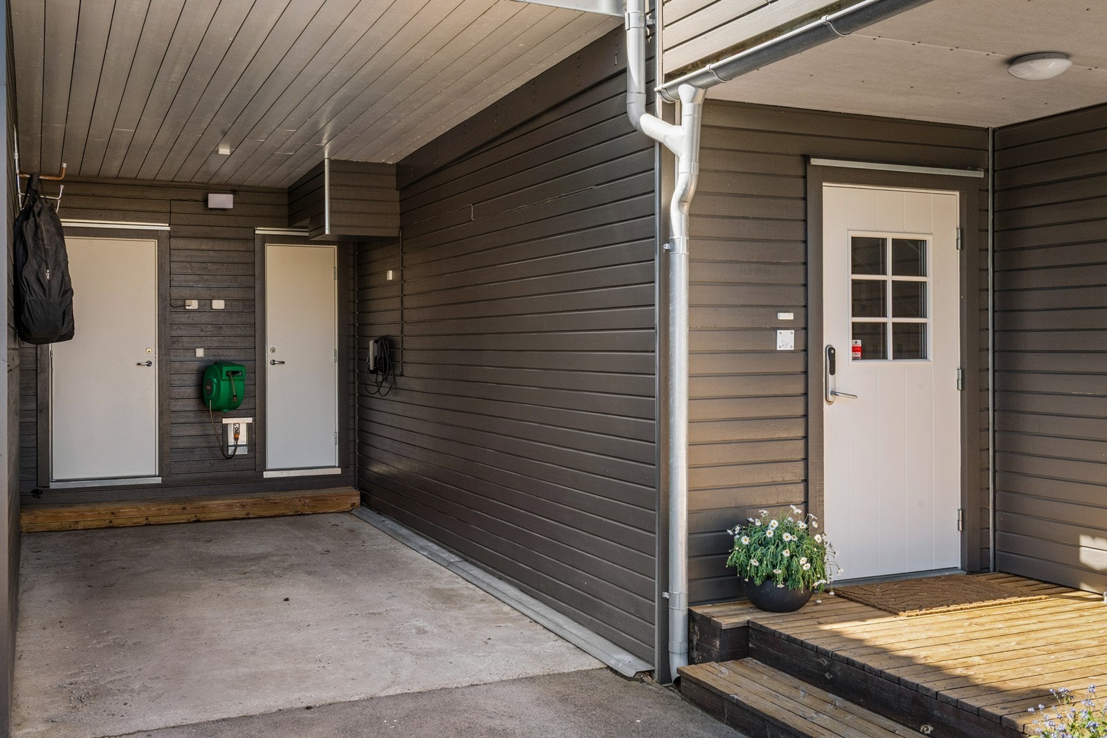 Carport med lader og to uteboder rett ved inngangen Galleribilde