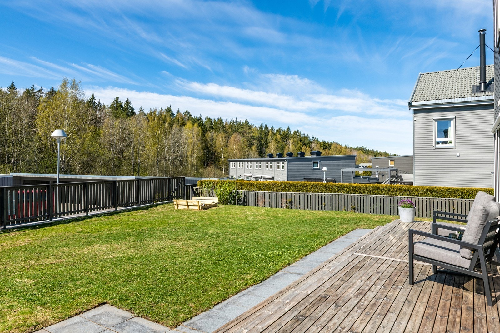 Pent opparbeidet hage med plen og beplantning Galleribilde
