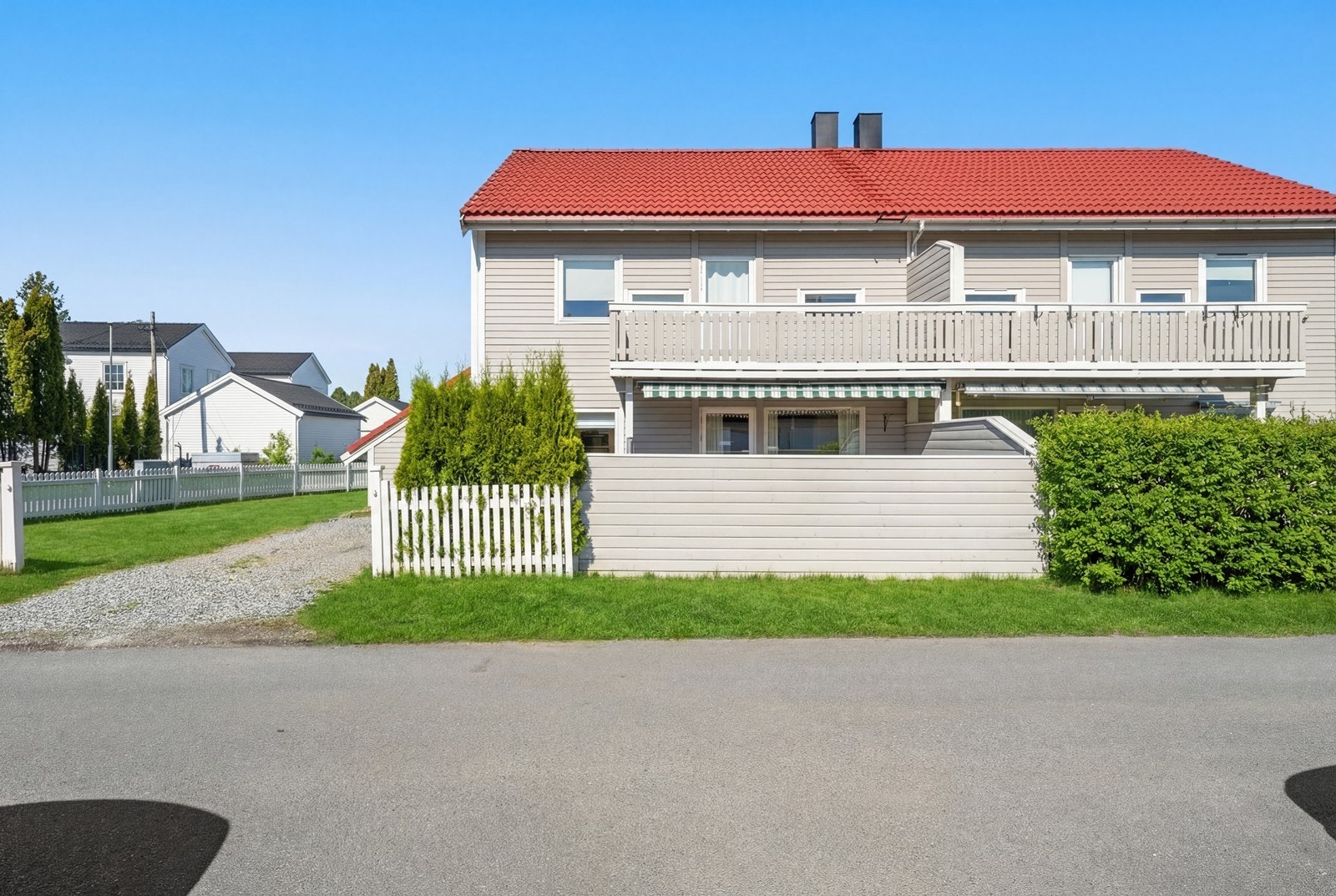 Eiendommen ligger på enden, med ekstra stor hageplass og gode solforhold Galleribilde