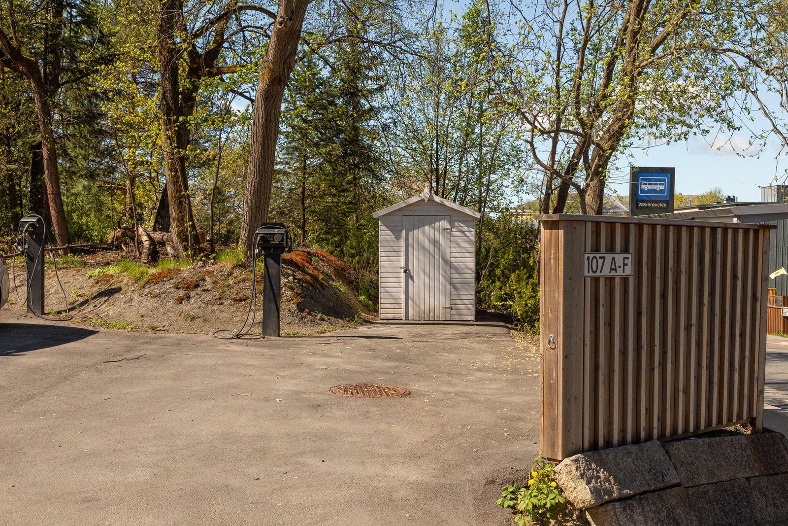 Det medfølger 2 p-plasser med lader for elbil. Galleribilde