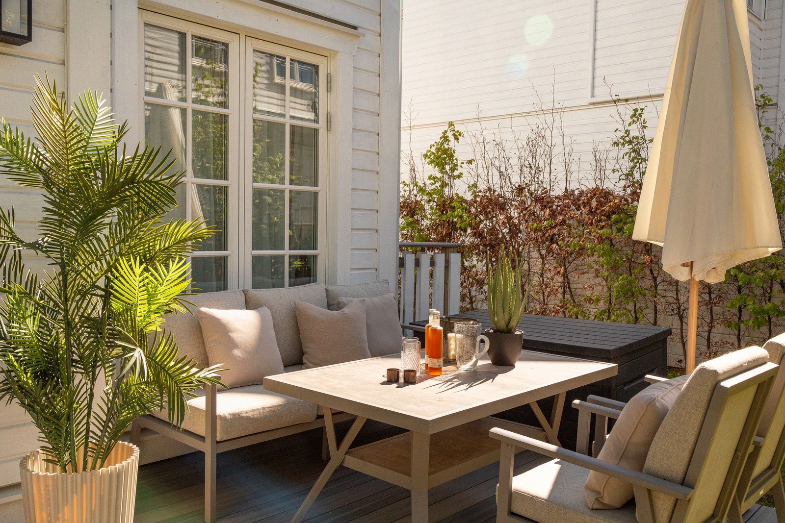 Terrassen er utført med terrassebord i kompositt på bjelkelag, noe som gir slitesterke og vedlikeholdsvennlige overflater. Galleribilde