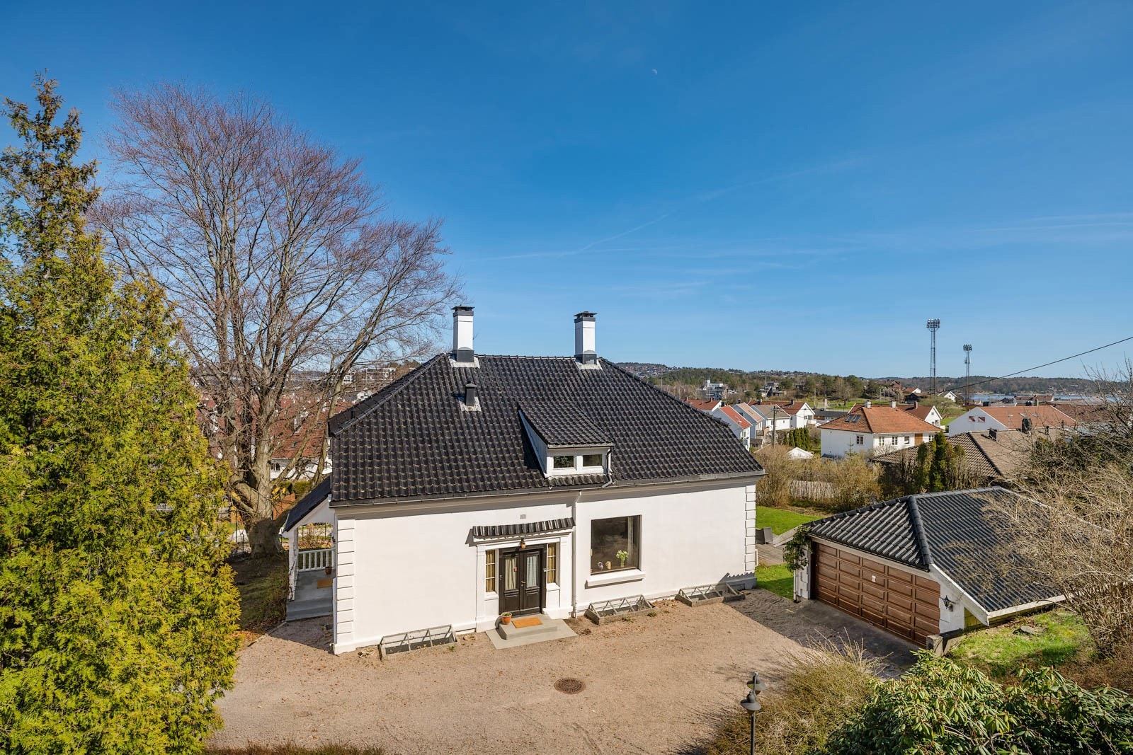 Innkjørsel med garasje og inngangsparti Galleribilde