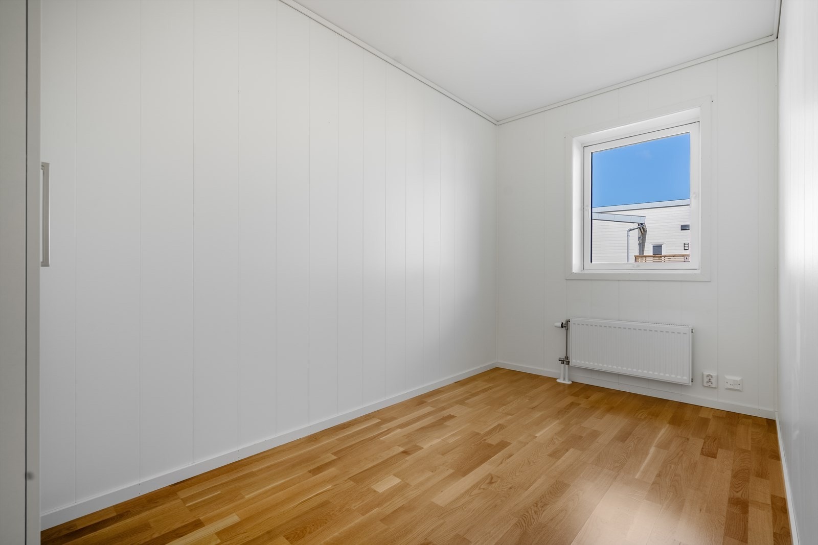Soverom 2 med plass til både seng og garderobeskap. Galleribilde