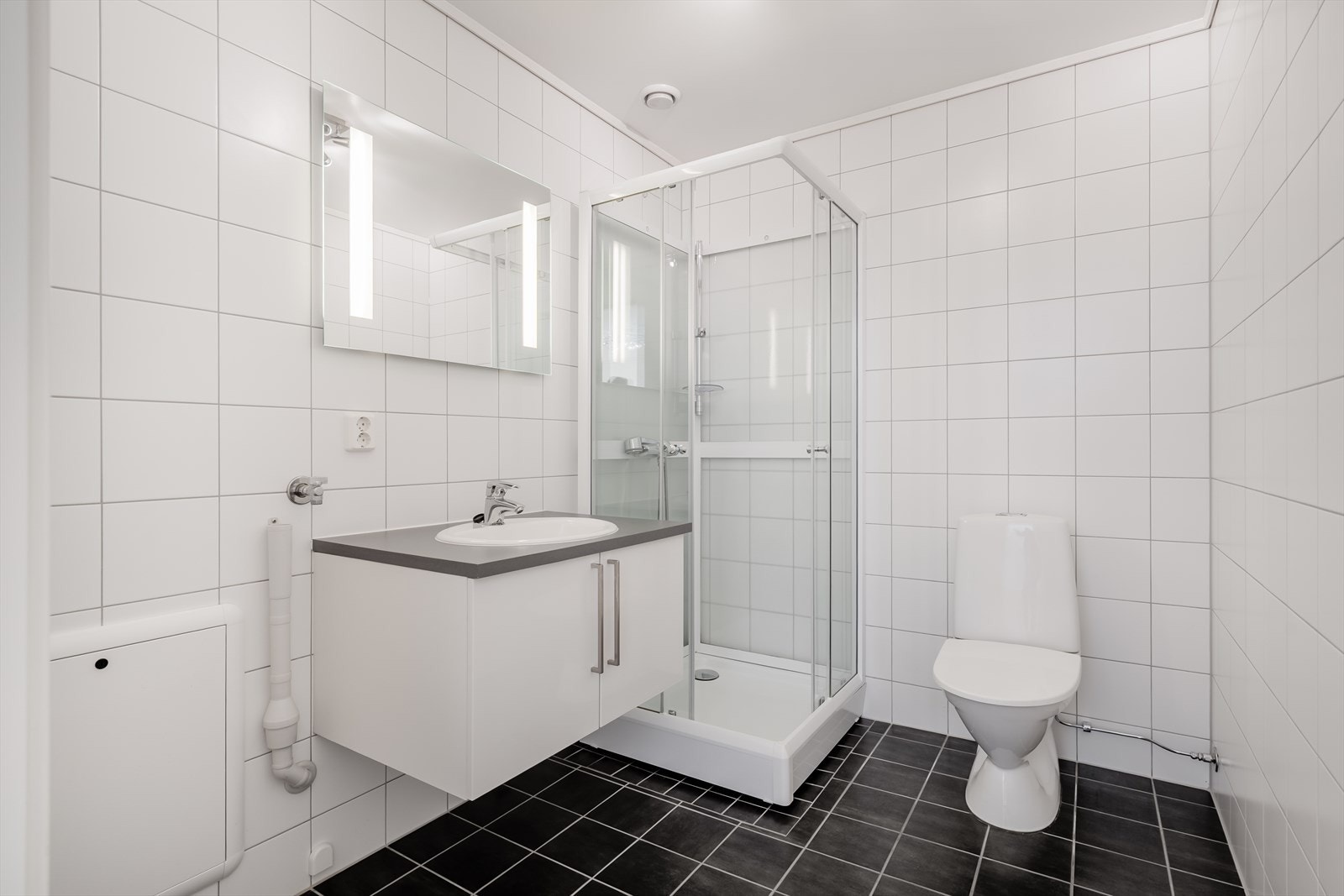 Bad i 2.etasje med fliser på gulv og vegg. Varme i gulvet og opplegg for vaskemaskin. Galleribilde