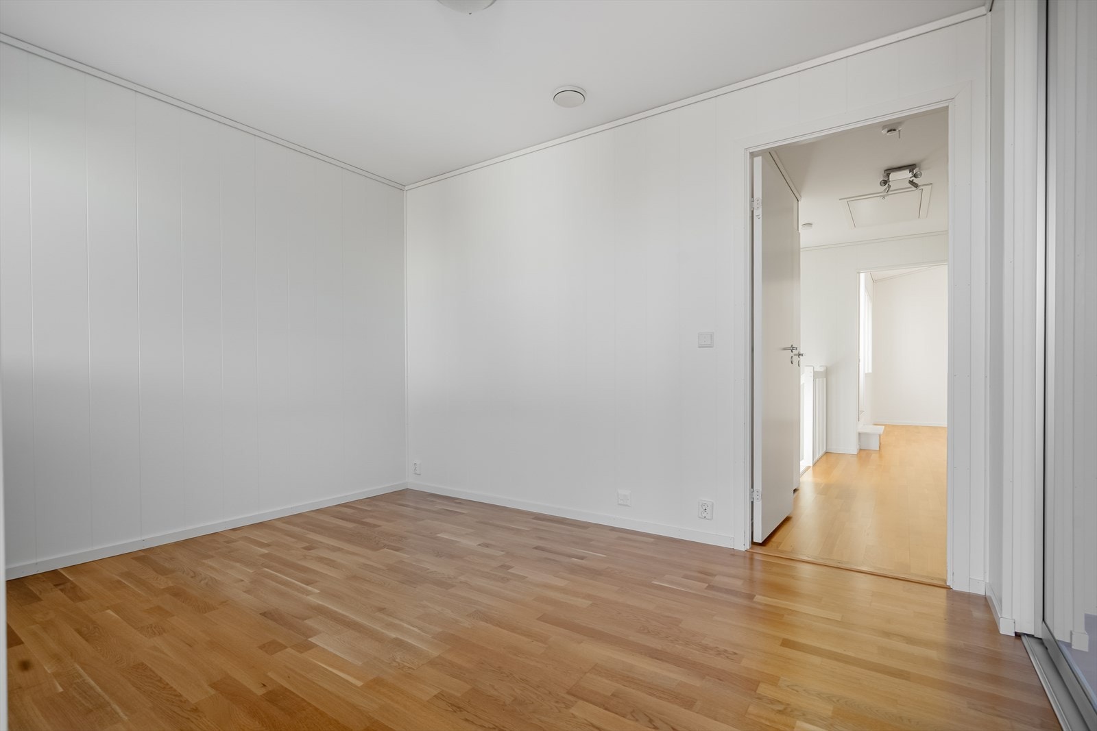 Hovedsoverom med integrert garderobeskap og god plass til dobbelseng. Galleribilde