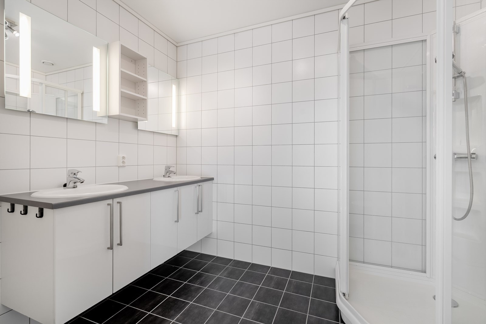 Delikat bad i 3.etasje med fliser på gulv og vegg. Varme i gulv. Galleribilde