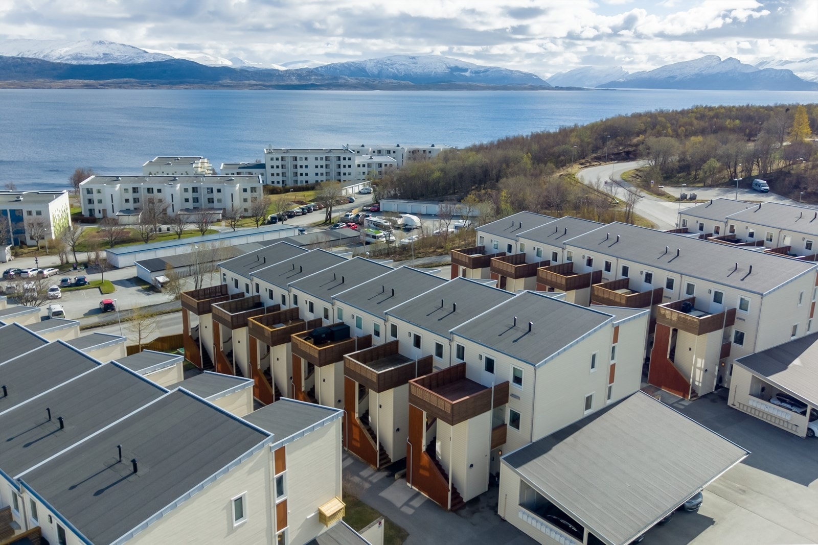 Boligen ligger meget fint til i et stille og rolig område med nærhet til sjø og natur, men også kort vei til City Nord og Sentrum. Galleribilde