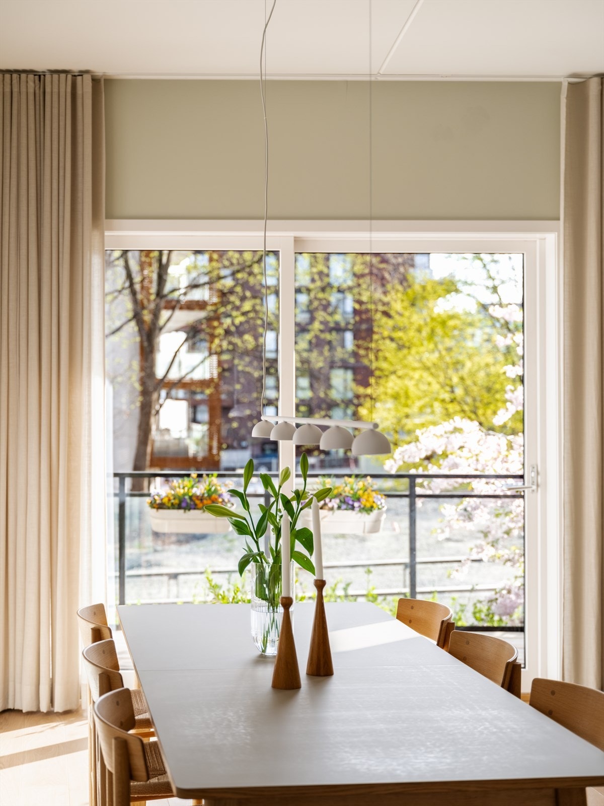Innbydende spiseplass med luftig preg og hyggelig utsyn. Galleribilde