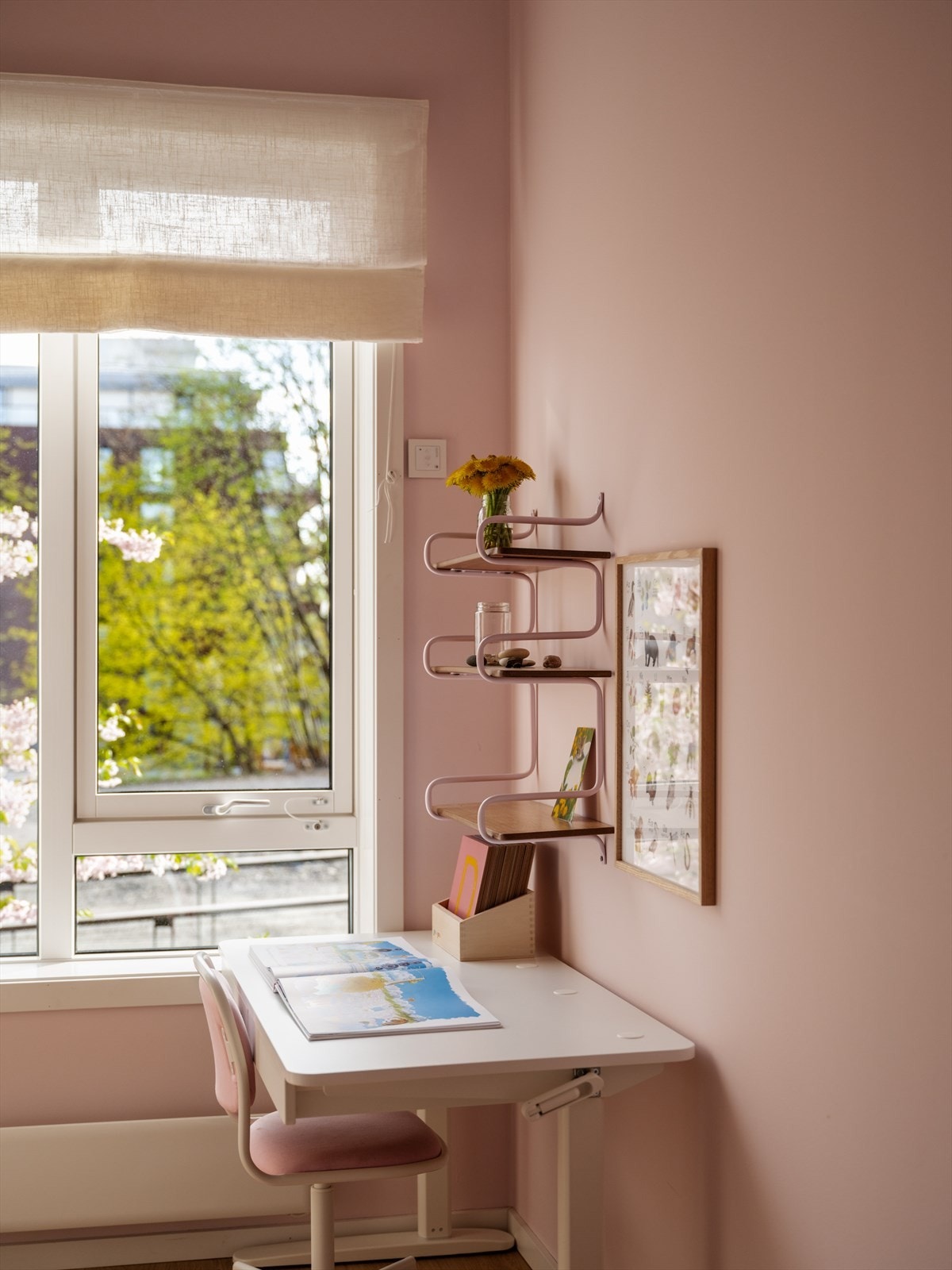 Lyst og anvendelig rom med plass til både lek, læring og hvile. Galleribilde