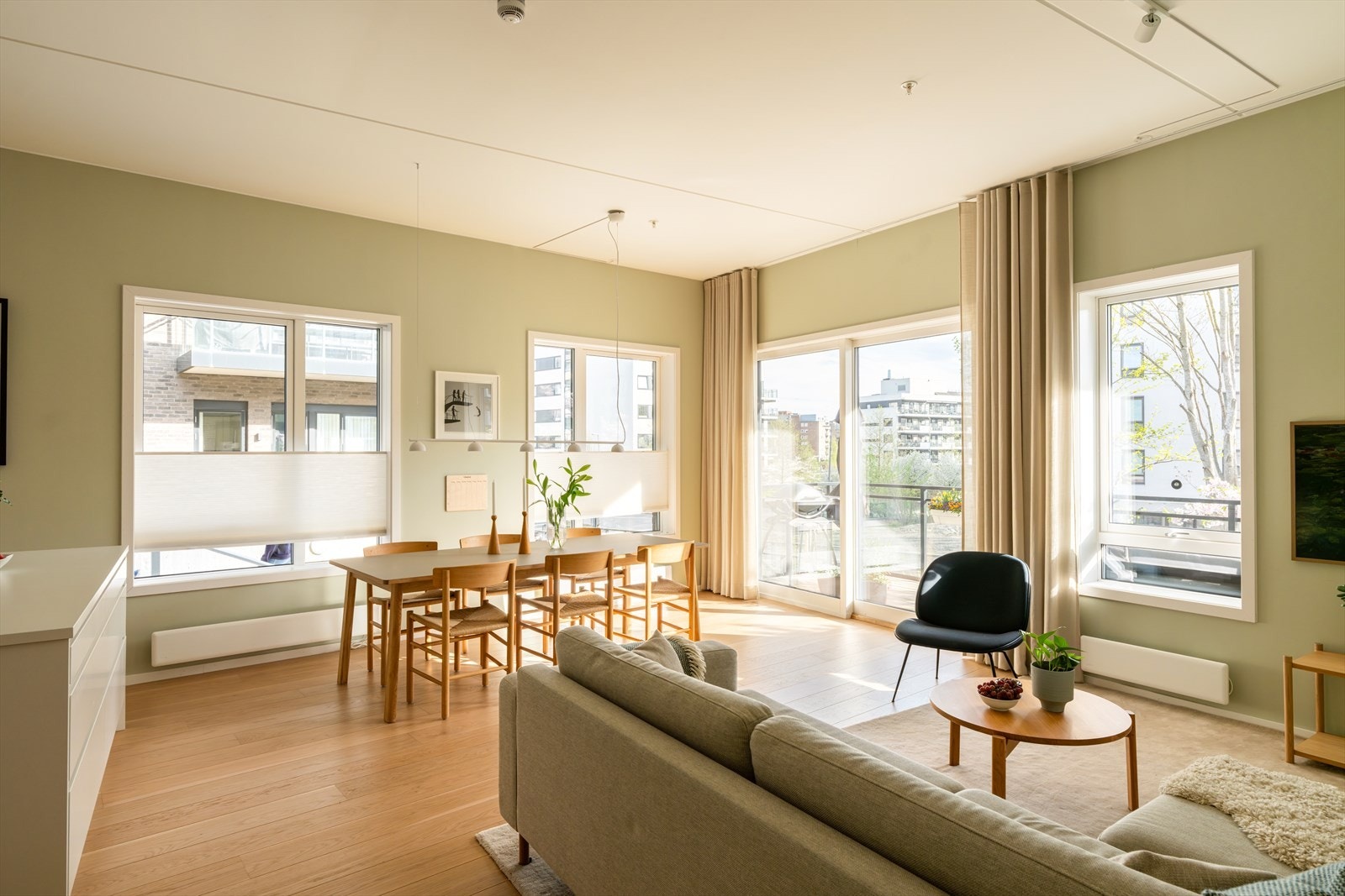 Stuen er romslig med god plass til både sofagruppe og spiseplass. Galleribilde