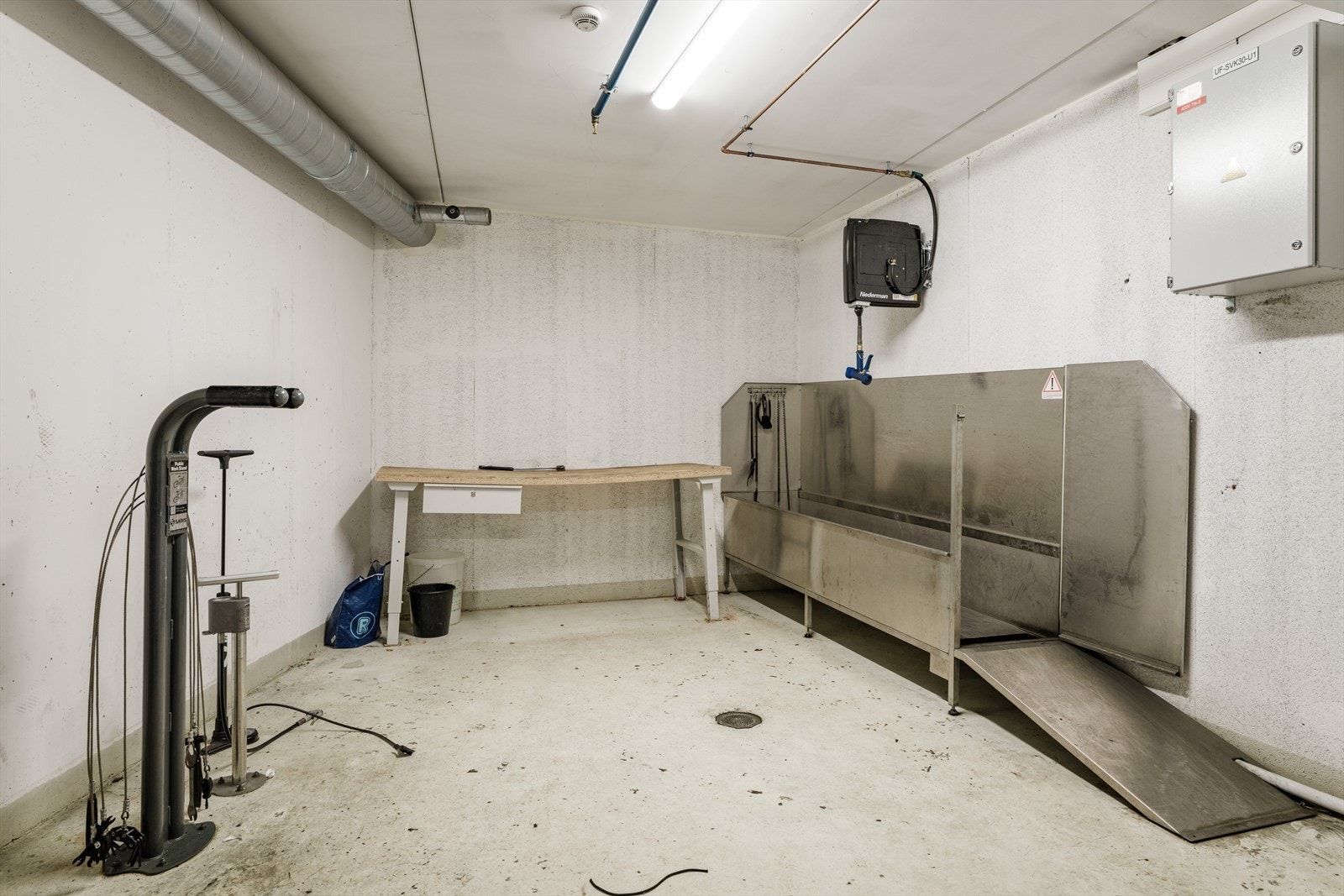 Praktisk sykkelverksted i kjeller. Galleribilde