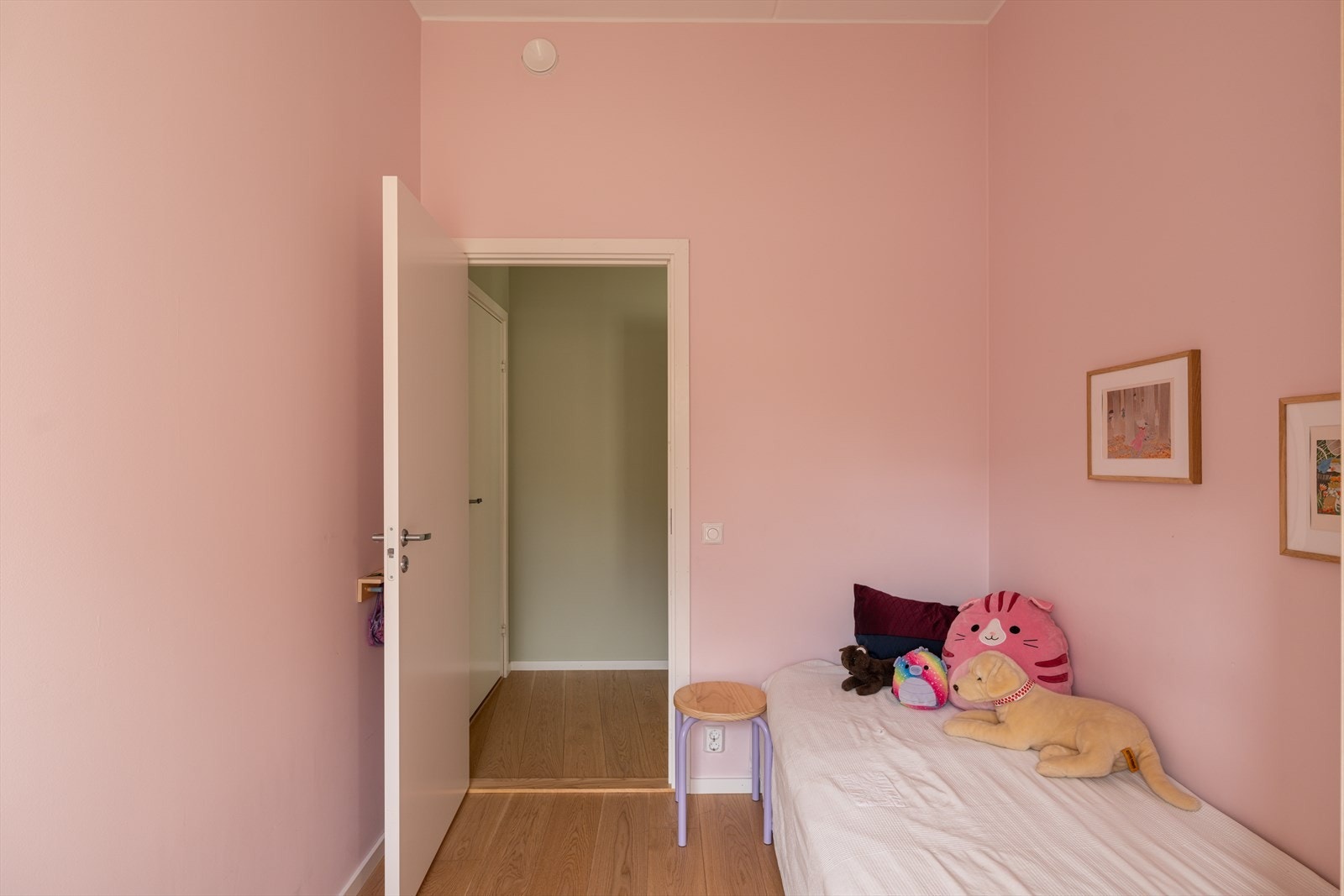 Innredet i rosa toner som gir rommet et varmt og lekent uttrykk. Galleribilde