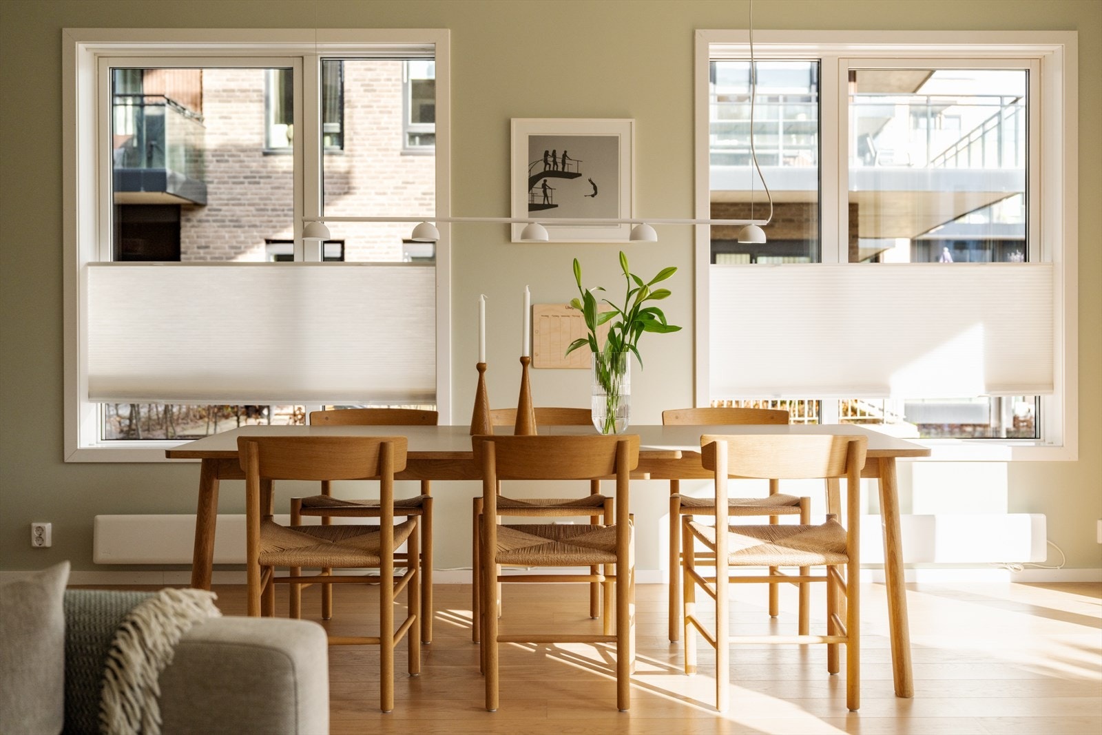 En innbydende og meget delikat hjørneleilighet med store vindusflater. Galleribilde
