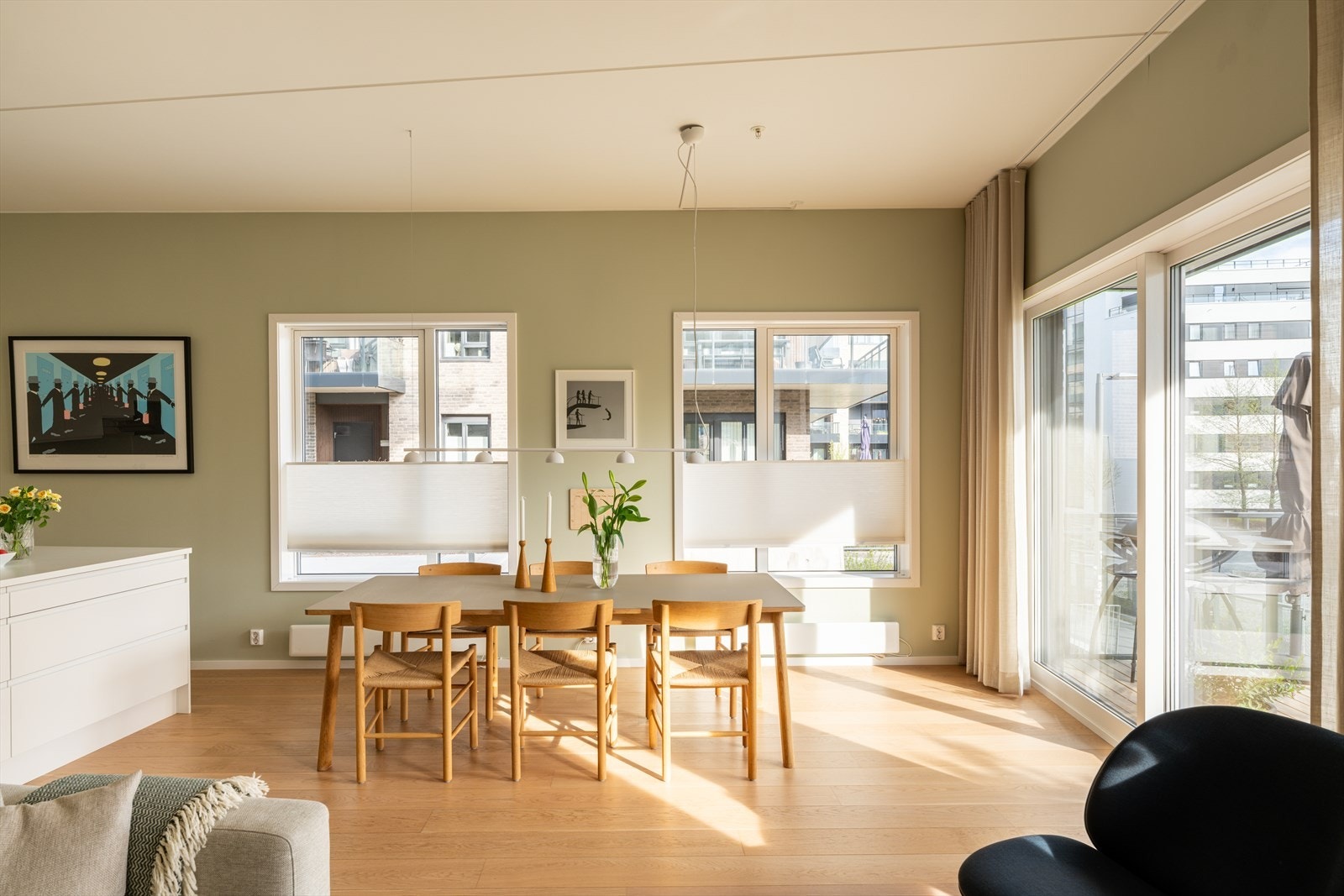 Vinduene slipper inn rikelig med lys og skaper en luftig atmosfære. Galleribilde
