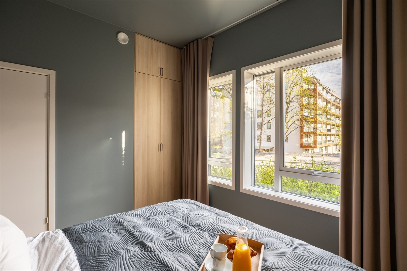 Stort vindu gir rikelig med naturlig lys, og rommet har inngang til eget baderom. Galleribilde