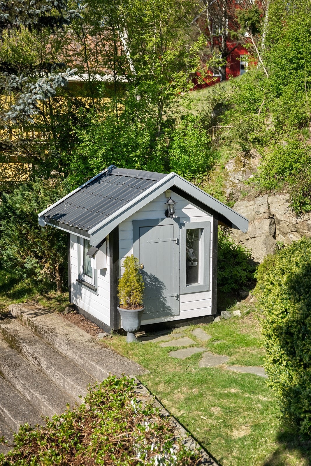 I hagen er det en hyggelig dukkestue for barna. Galleribilde