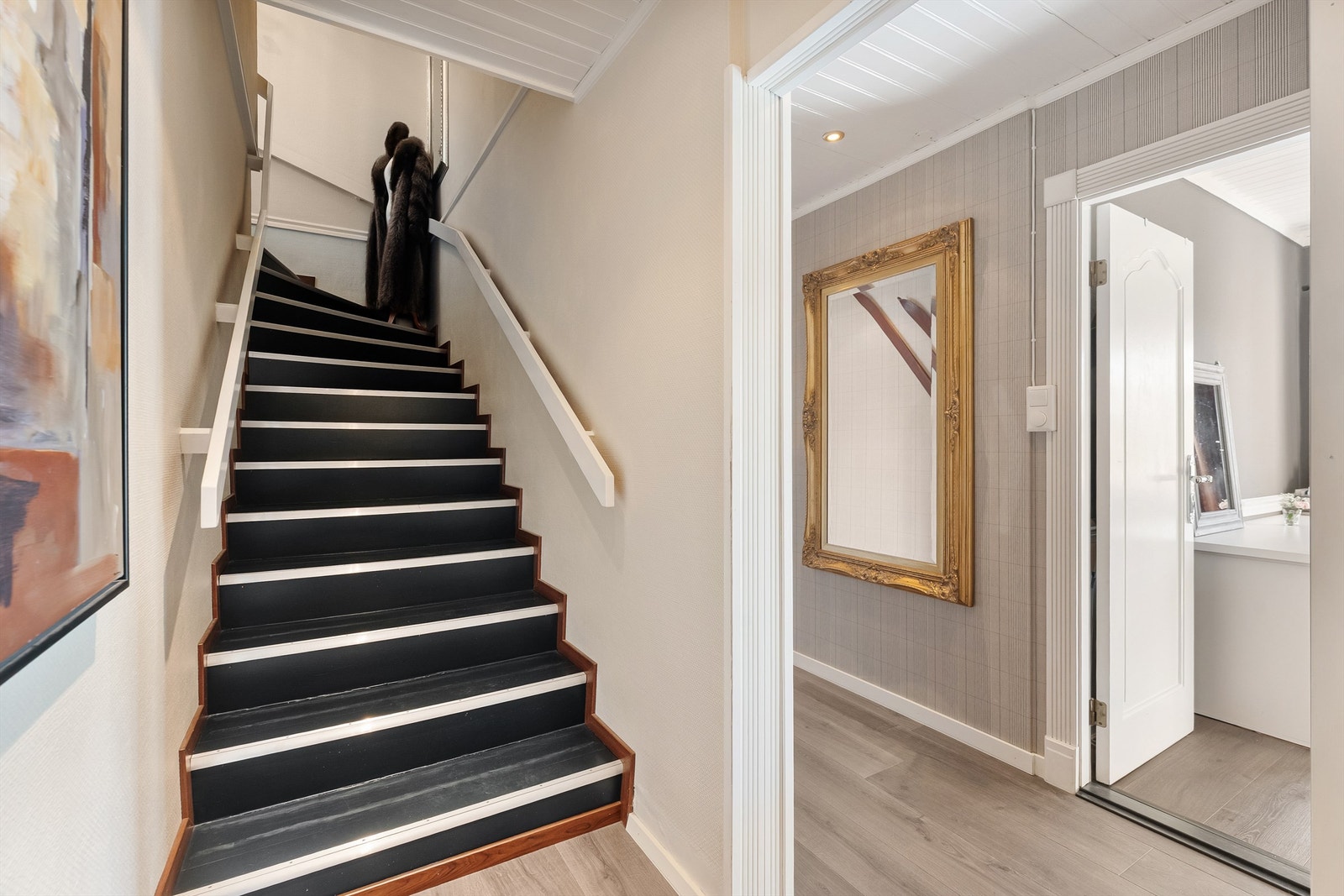 Trappen ned til underetasjen. Galleribilde