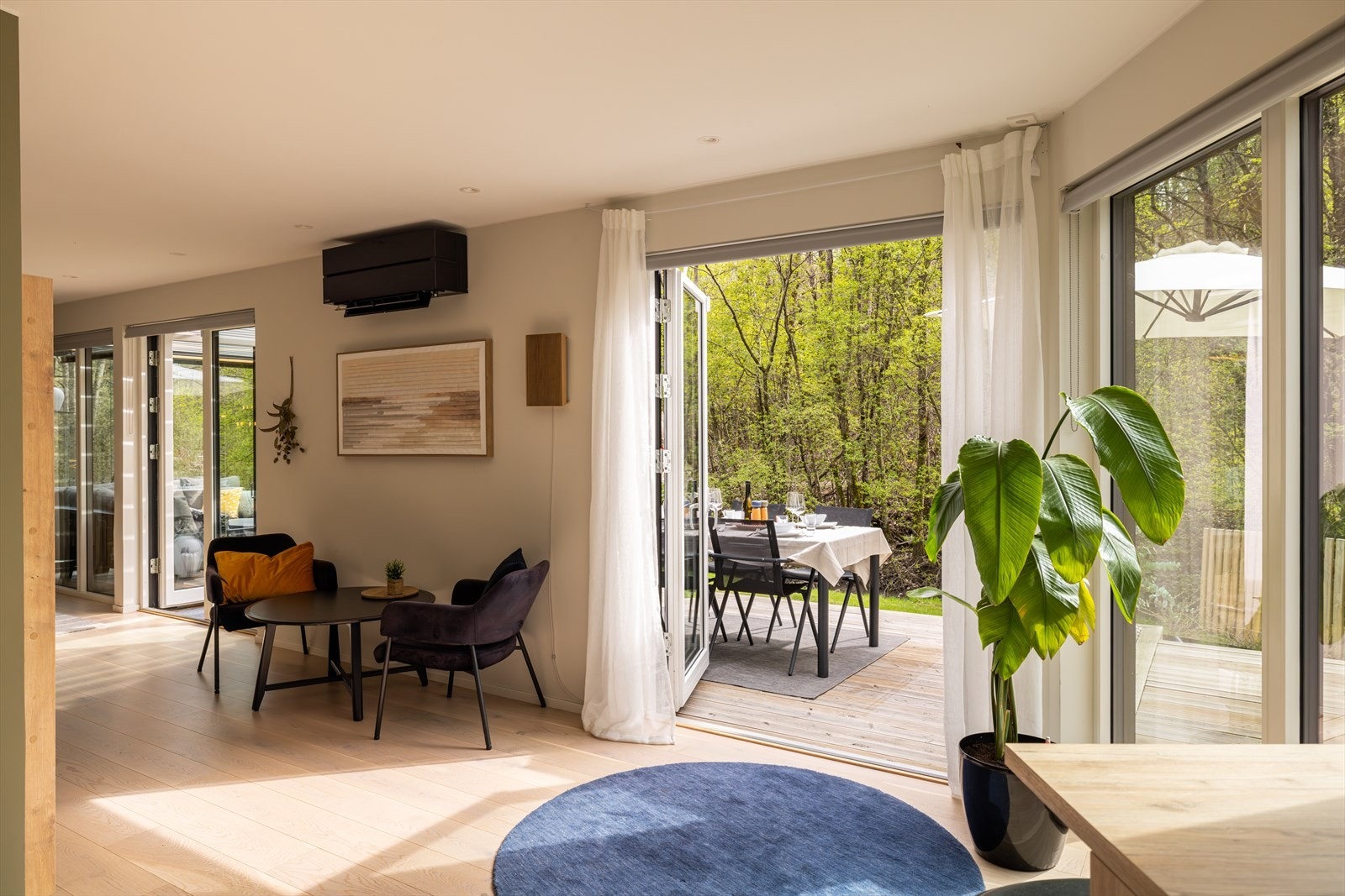 Grønt utsyn mot Ljanselva og den fredede skogen fra neste alle rom - Varmepumper med aircondition Galleribilde