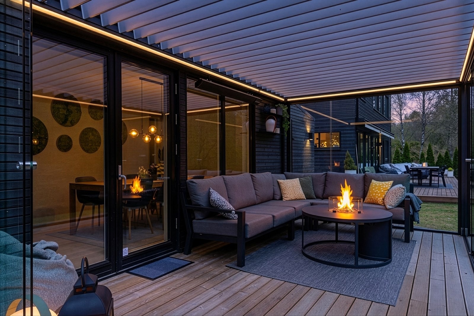 Pergola/vinterhage med elektriske, vridbar lameller, glassvinduer på skinner, varmeovn og solskjerming Galleribilde