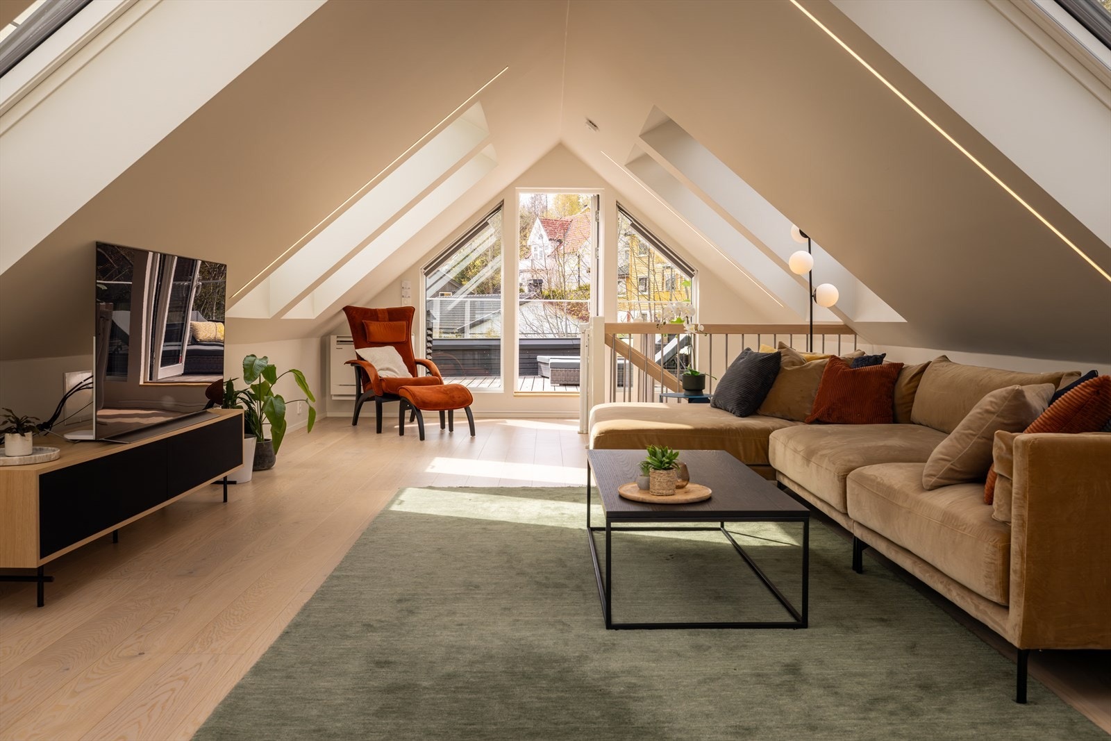 Utgang til herlig takterrasse fra loftstuen Galleribilde