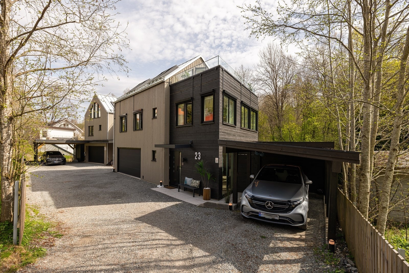 Ekstra carport gir gode parkeringsmuligheter Galleribilde