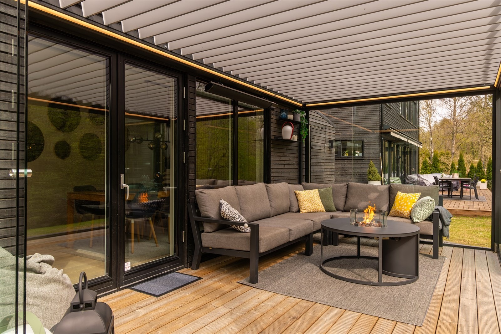 Eksklusiv pergola/vinterhage fra Ditt Uterom med elektriske lameller Galleribilde