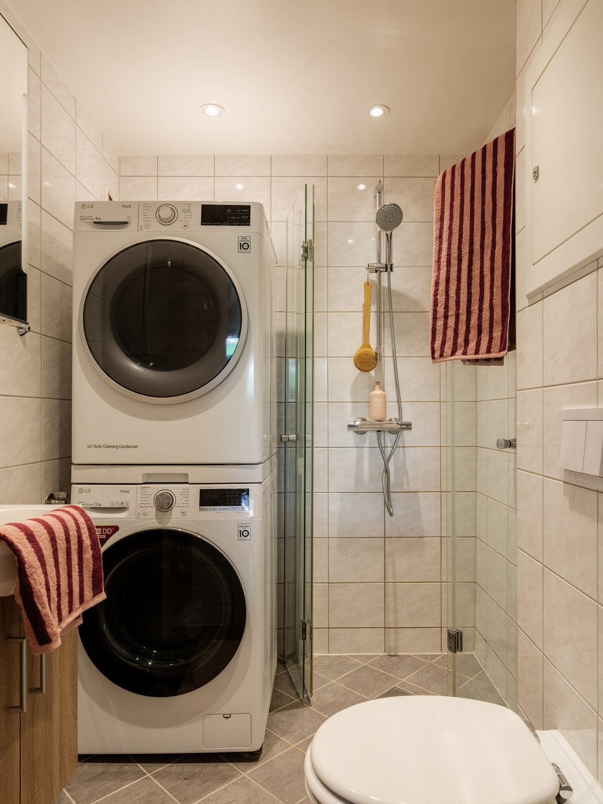 Baderommet har flislagte overflater og varmekabler i gulvet. Badet ble modernisert i borettslagets regi i 2016. Galleribilde