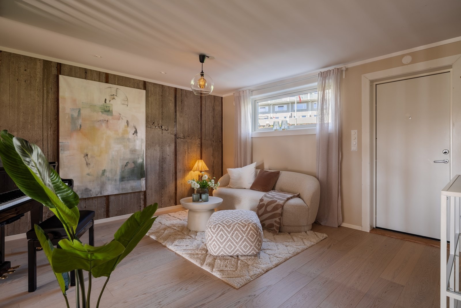Det første som møter deg når du trer over dørstokken, er en lys og åpen løsning som umiddelbart gir deg følelsen av rom og luft. Galleribilde